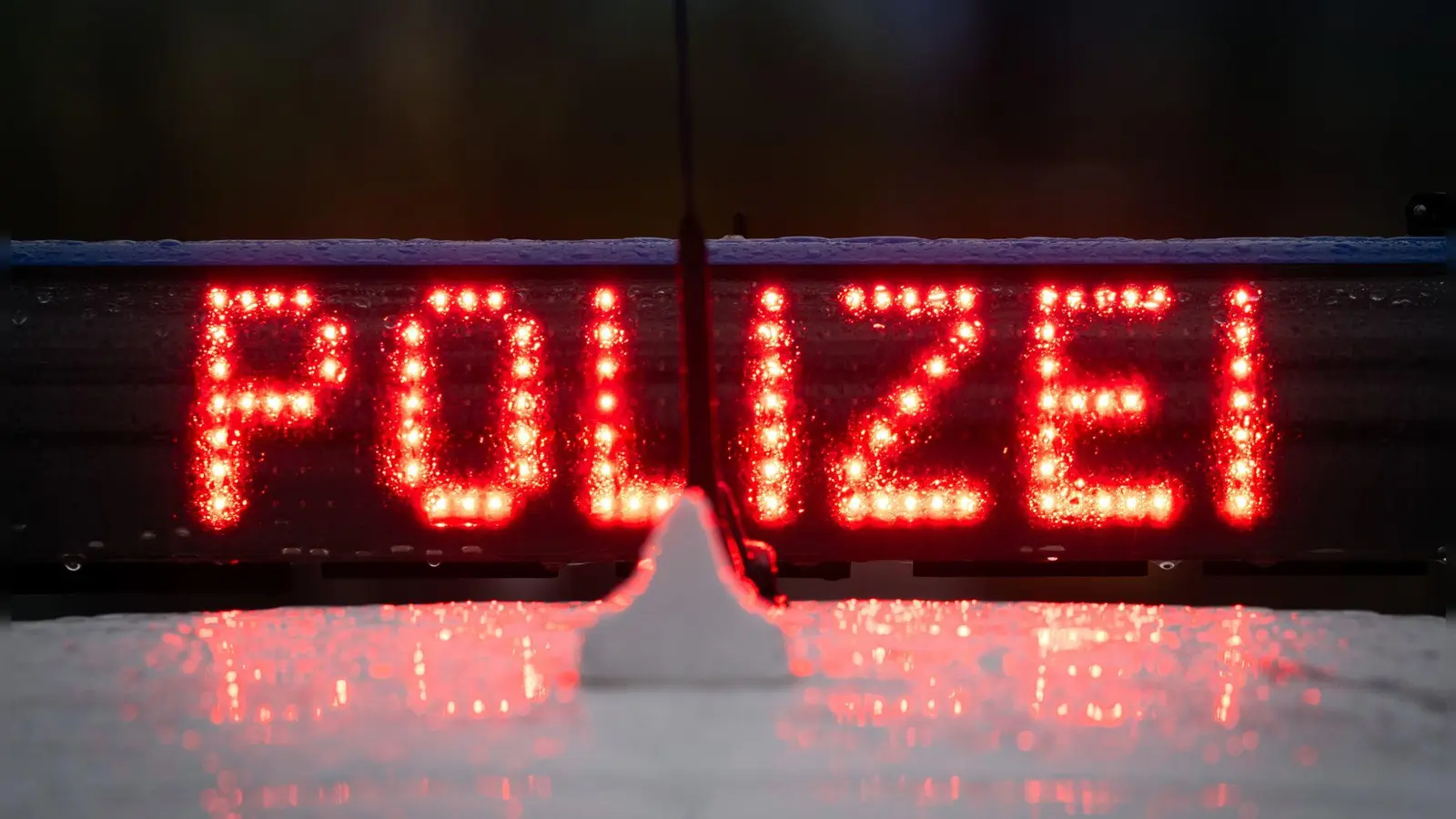 An der B 85 in Amberg ist ein Unfall passiert. (Symbolbild: Soeren Stache/dpa)