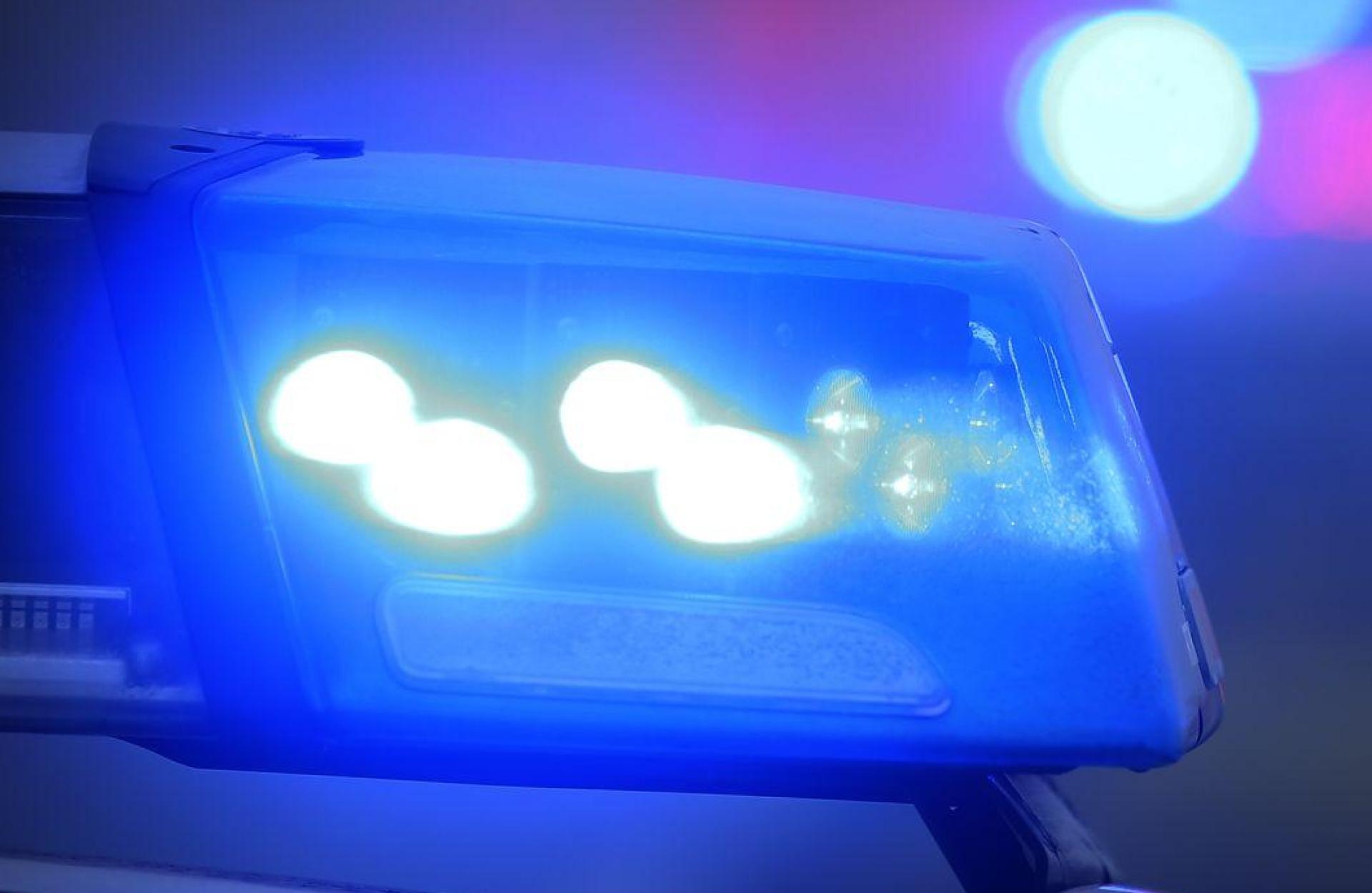 Blaulicht statt Partybeleuchtung: Die Polizei ist in München zu einer außer Kontrolle geratenen Geburtstagsfeier ausgerückt. (Symbolbild: Karl-Josef Hildenbrand/dpa)