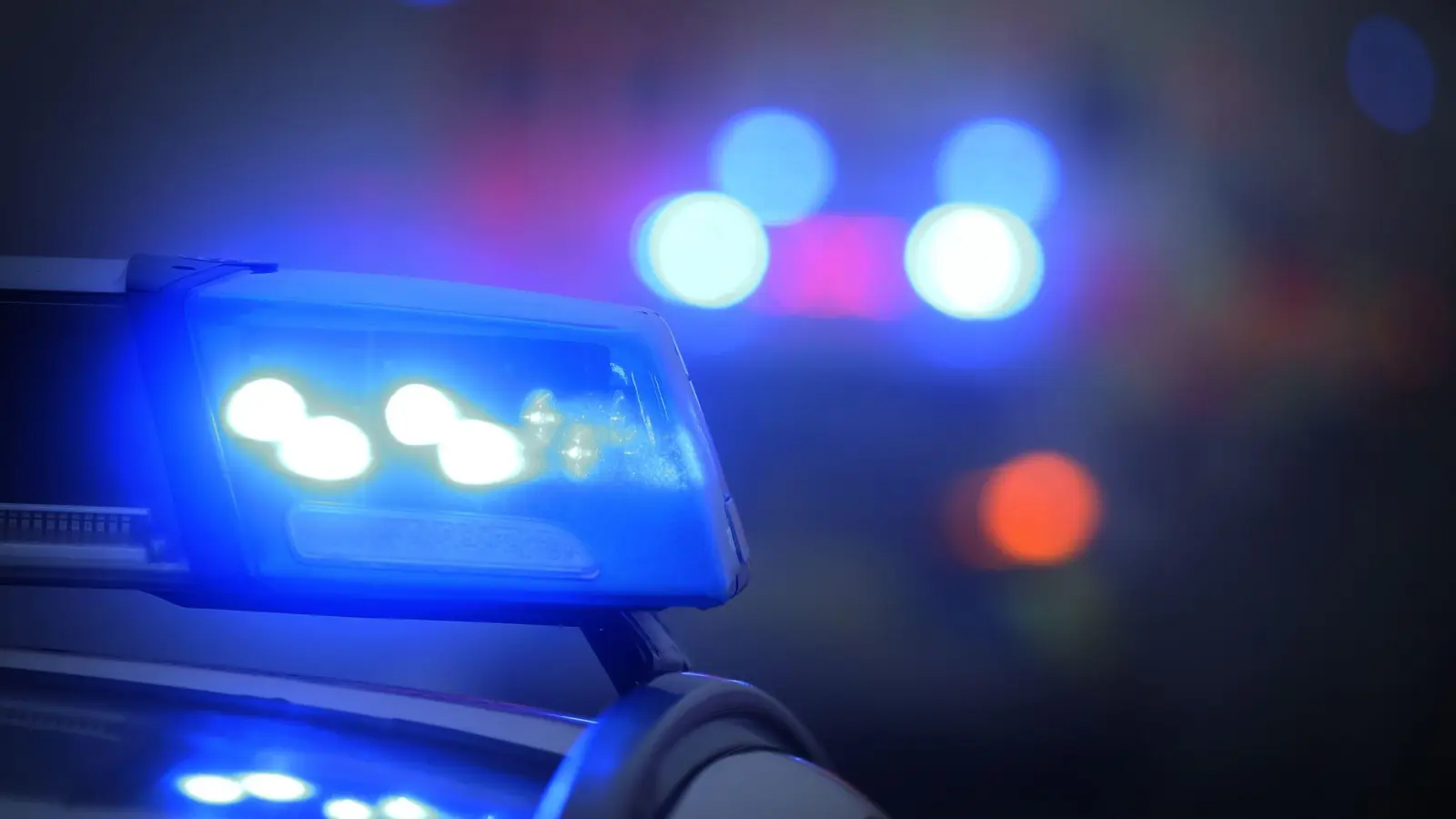 Blaulicht statt Partybeleuchtung: Die Polizei ist in München zu einer außer Kontrolle geratenen Geburtstagsfeier ausgerückt. (Symbolbild: Karl-Josef Hildenbrand/dpa)