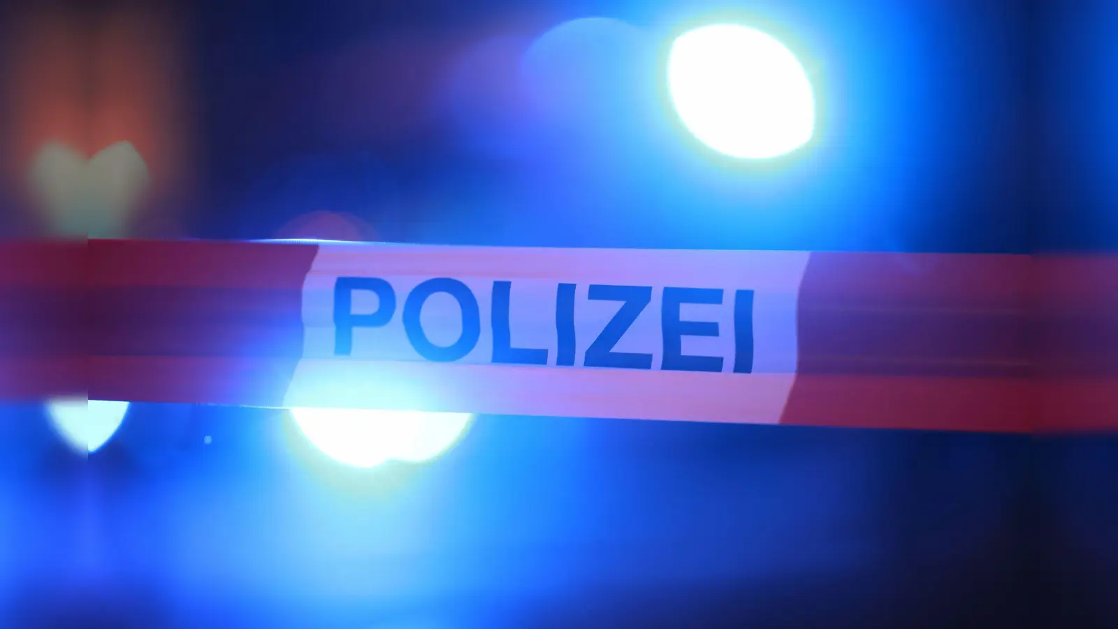 Nach seiner Unfallflucht wird ein unbekannter E-Scooter-Fahrer von der Polizei Amberg gesucht.  (Symbolbild: David Young/dpa)