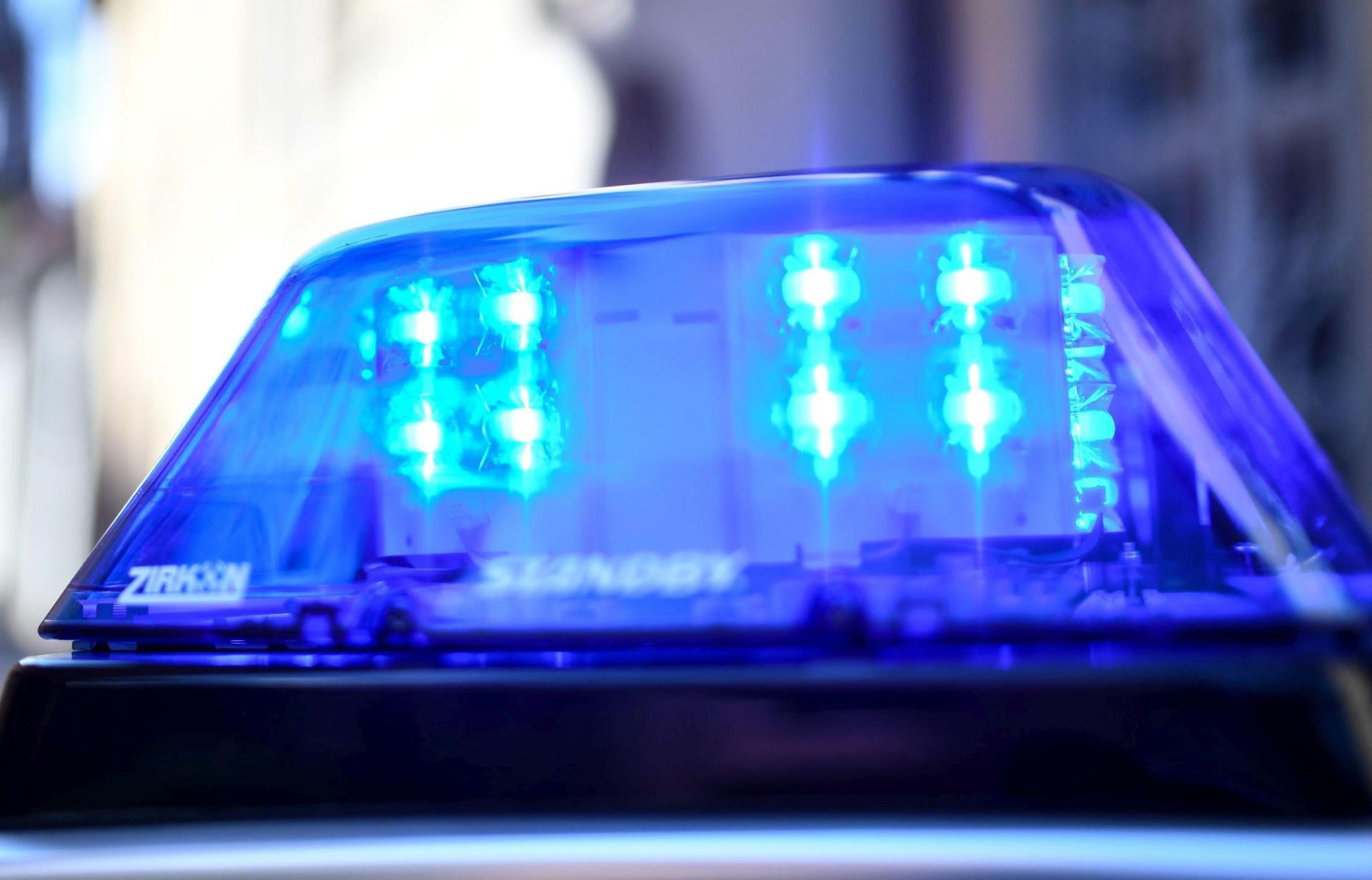 Ein 19-jähriger Fahrer übersah bei dichtem Nebel eine Einmündung und durchbrach eine Gartenmauer. (Symbolbild: Patrick Seeger/dpa)