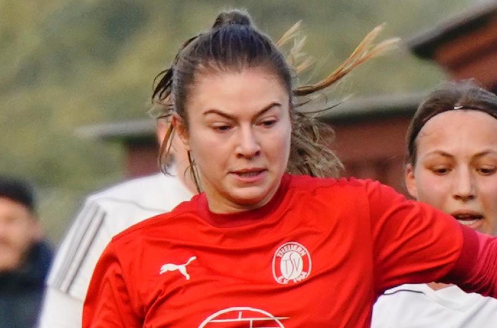 Anna Luschner (links) ließ den TSV Theuern mit ihrem Treffer in allerletzter Minute jubeln (Archivbild: ref)