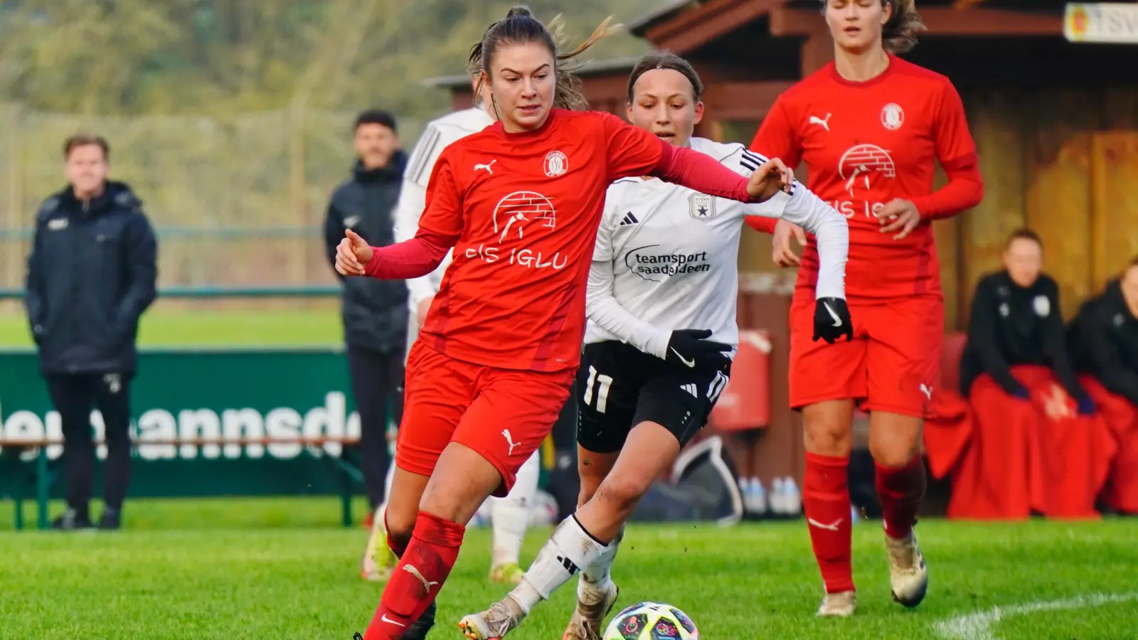Anna Luschner (links) erzielte nach Zuspiel von Susanne Stich den Ausgleich gegen den SV Weinberg II. (Archivbild: ref)