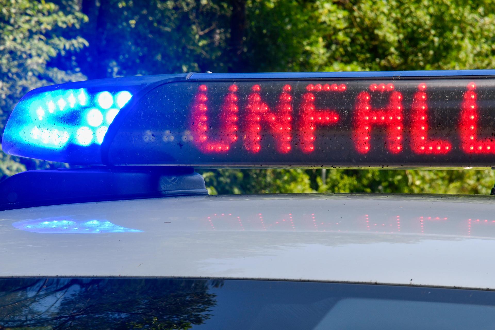 Die Polizei sucht nach einem Unfallflüchtigen, der auf der B299 trotz Gegenverkehr überholt hat. (Symbolbild: Petra Hartl)