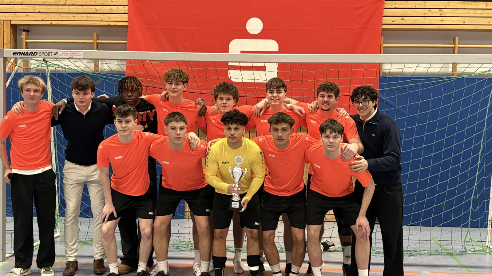 Die FOS/BOS Amberg mit dem Pokal des 1. Oberstufencups Amberg. Als Veranstalter sicherte sich die FOS/BOS den ersten Titel. (Bild: Lukas Büchold)