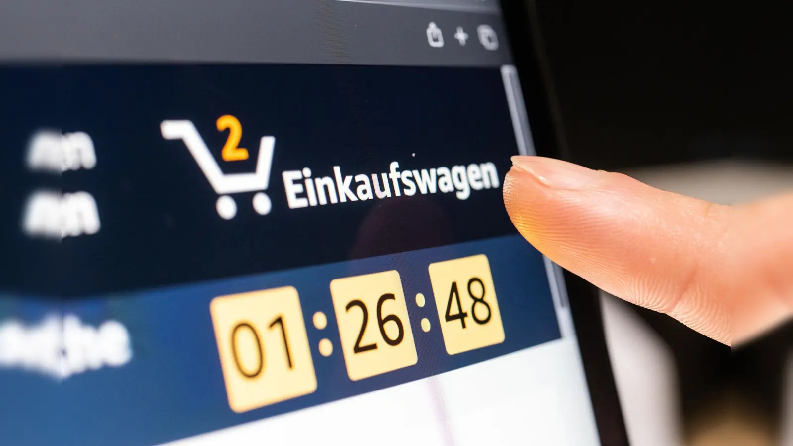 Wer im Internet Verträge abschließt, soll diese künftig einfacher wieder stornieren können.  (Bild: Mohssen Assanimoghaddam/dpa)