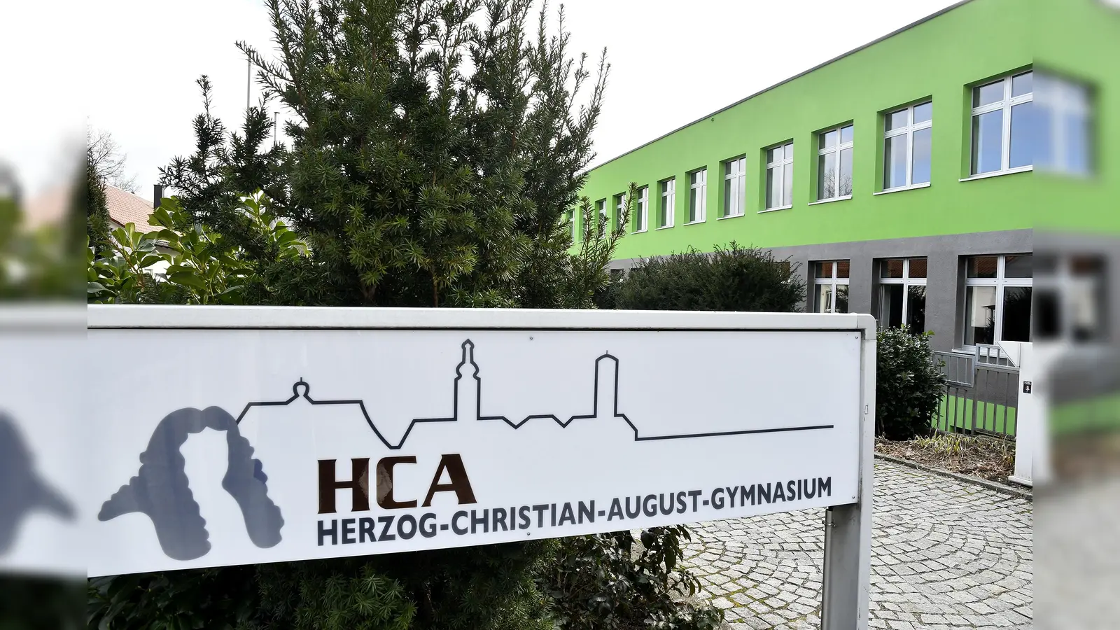 Der Altbau des HCA-Gymnaisums in Sulzbach-Rosenberg macht Probleme. Mitarbeiter des Amberg-Sulzbacher Hochbauamts gehen davon aus, dass es sich um eine „unkontrollierte Setzung des ganzen Gebäudetraktes“ handelt. (Archivbild: Petra Hartl)