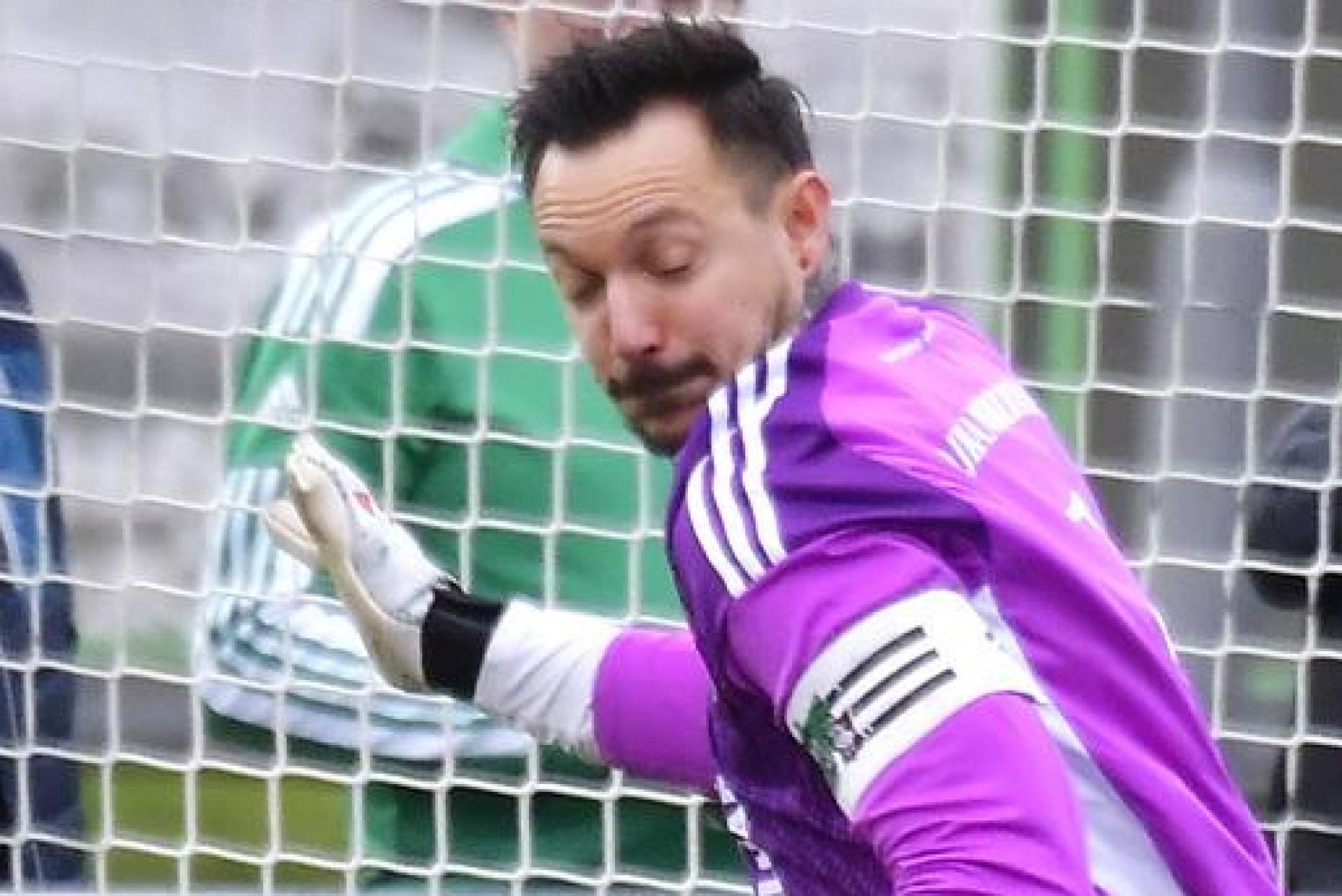 Das hätte das 0:2 für Feucht sein können: Arnes Faljic (links) kommt frei vor dem Ammerthaler Torhüter und Kapitän Christopher Sommerer frei zum Schuss, während sich Martin Popp und Henrik Brüggen (von rechts) gemeinsam in den Schuss werfen.  (Bild: Hubert Ziegler)