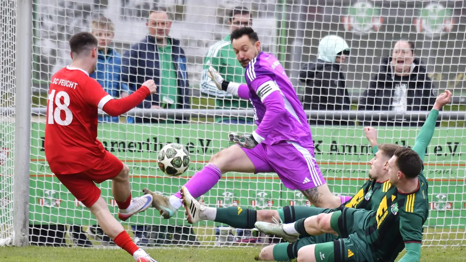 Das hätte das 0:2 für Feucht sein können: Arnes Faljic (links) kommt frei vor dem Ammerthaler Torhüter und Kapitän Christopher Sommerer frei zum Schuss, während sich Martin Popp und Henrik Brüggen (von rechts) gemeinsam in den Schuss werfen.  (Bild: Hubert Ziegler)