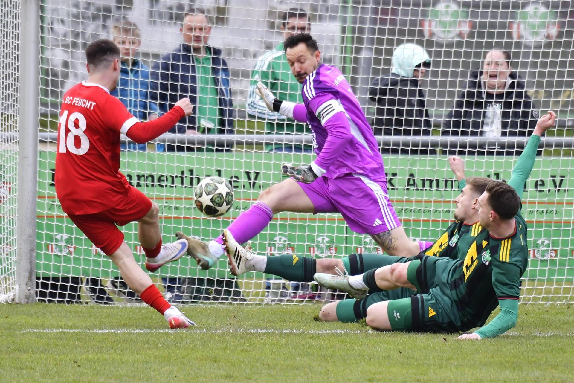 Das hätte das 0:2 für Feucht sein können: Arnes Faljic (links) kommt frei vor dem Ammerthaler Torhüter und Kapitän Christopher Sommerer frei zum Schuss, während sich Martin Popp und Henrik Brüggen (von rechts) gemeinsam in den Schuss werfen.  (Bild: Hubert Ziegler)