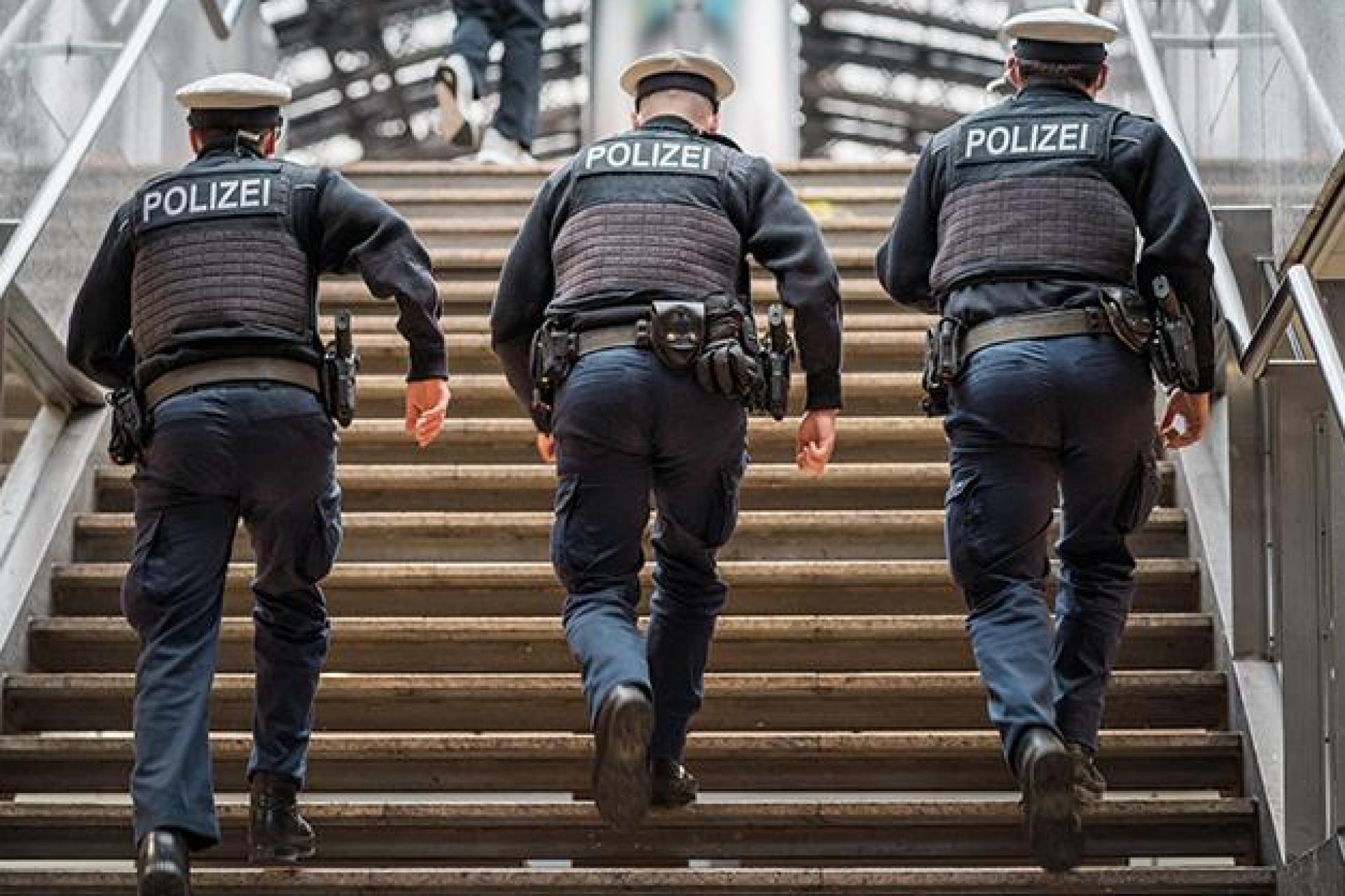 Gegen 19 Uhr meldete der Mitarbeiter eines Lokals im 1. Stock des Hauptbahnhofes Regensburg dem Bundespolizeirevier Regensburg eine Streitigkeit zwischen mehreren Personen.  (Bild: Jacob Maibaum)