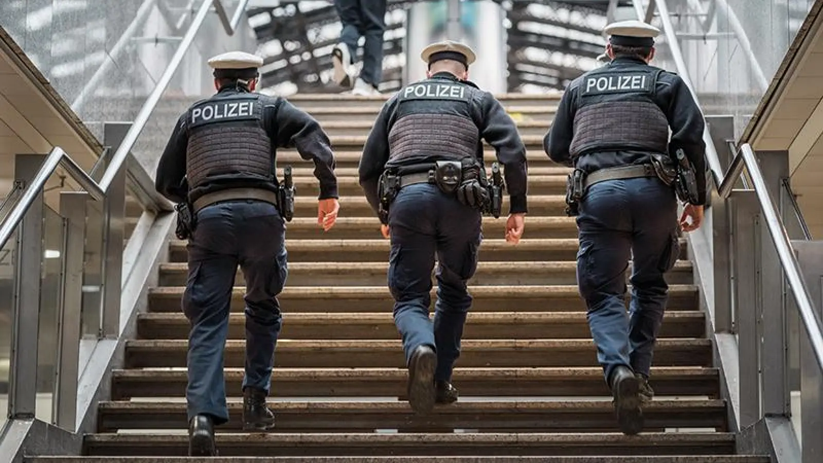 Gegen 19 Uhr meldete der Mitarbeiter eines Lokals im 1. Stock des Hauptbahnhofes Regensburg dem Bundespolizeirevier Regensburg eine Streitigkeit zwischen mehreren Personen.  (Bild: Jacob Maibaum)