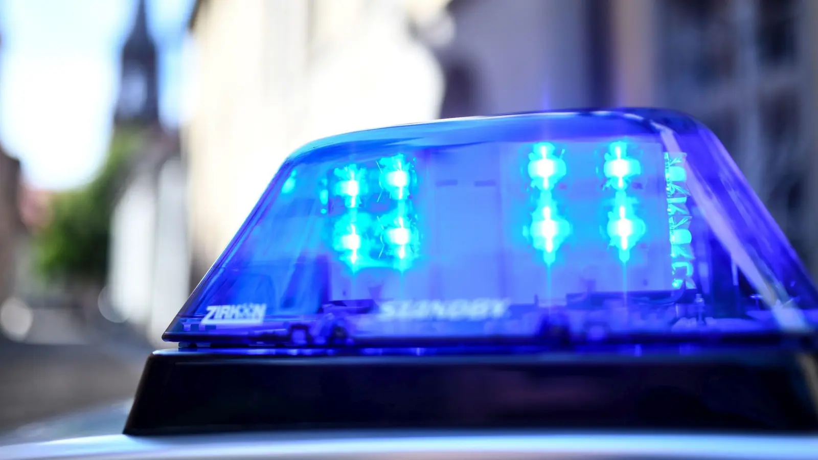 Ein 36-Jähriger klingelte bei einer Familie an der Haustüre und zog dann seine Hose aus.  (Bild: Patrick Seeger/dpa)