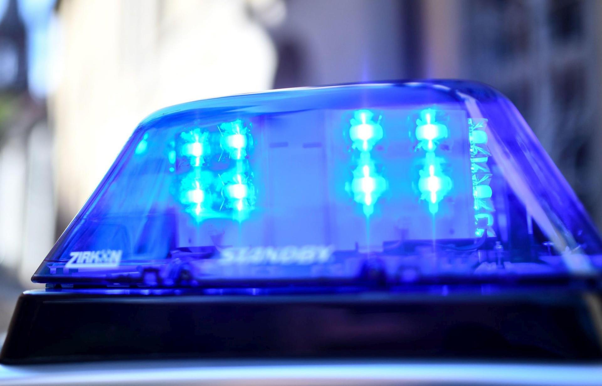 Ein 36-Jähriger klingelte bei einer Familie an der Haustüre und zog dann seine Hose aus.  (Bild: Patrick Seeger/dpa)