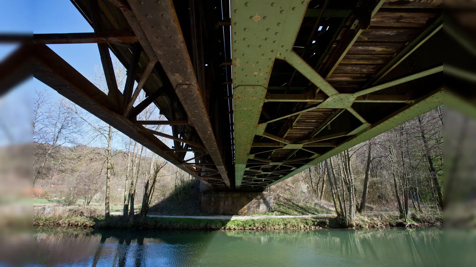 Nach der Stabilisierung von Brücken sollen im Mai wieder erste Züge rollen (Archivbild).  (Bild: Daniel Karmann/dpa)