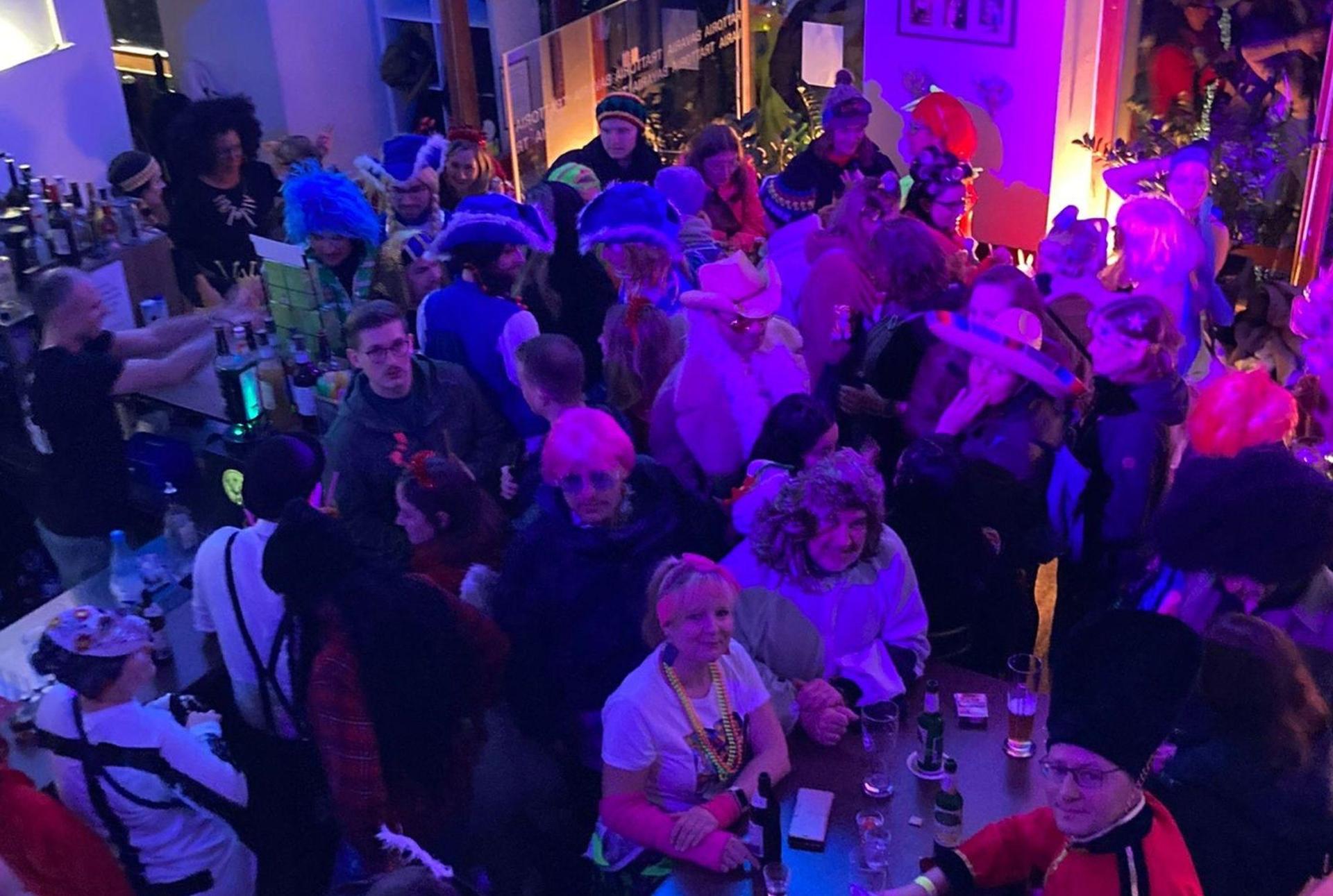 Ein Schnappschuss vom letzten Fasching im „Robert's”: Regulär hat die Trattoria im Amberger Rathaus kurz vor Weihnachten zugemacht. (Bild: Robert Schaarschmidt)
