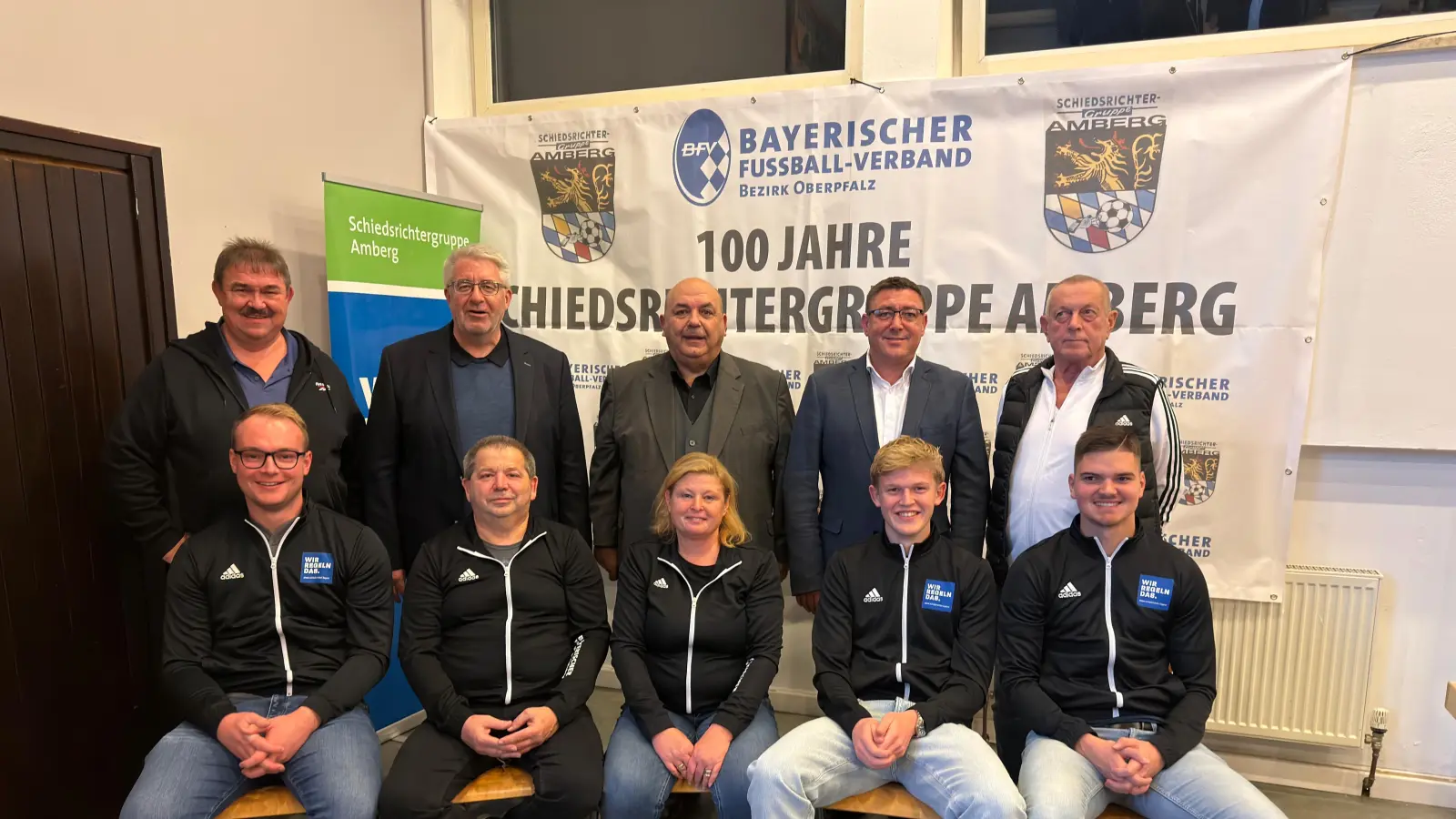 Die Führungsmannschaft der Schiedsrichtergruppe Amberg mit Obmann Thomas Gebele, umrahmt von den BFV-Gästen: (stehend von links) Kreisvorsitzender Albert Kellner, Bezirksvorsitzender Thomas Graml, Gruppenschiedsrichterobmann Thomas Gebele, Bezirksschiedsrichterobmann Markus Weigert Kreisschiedsrichterobmann Willi Hirsch, (sitzend von links) Moritz Fischer, Jürgen Stauber (Beisitzer), Heike Kraft (Kassier), Paul Behlau (Beisitzer) und Lukas Schwendner (Lehrwart).  (Bild: SR Amberg)