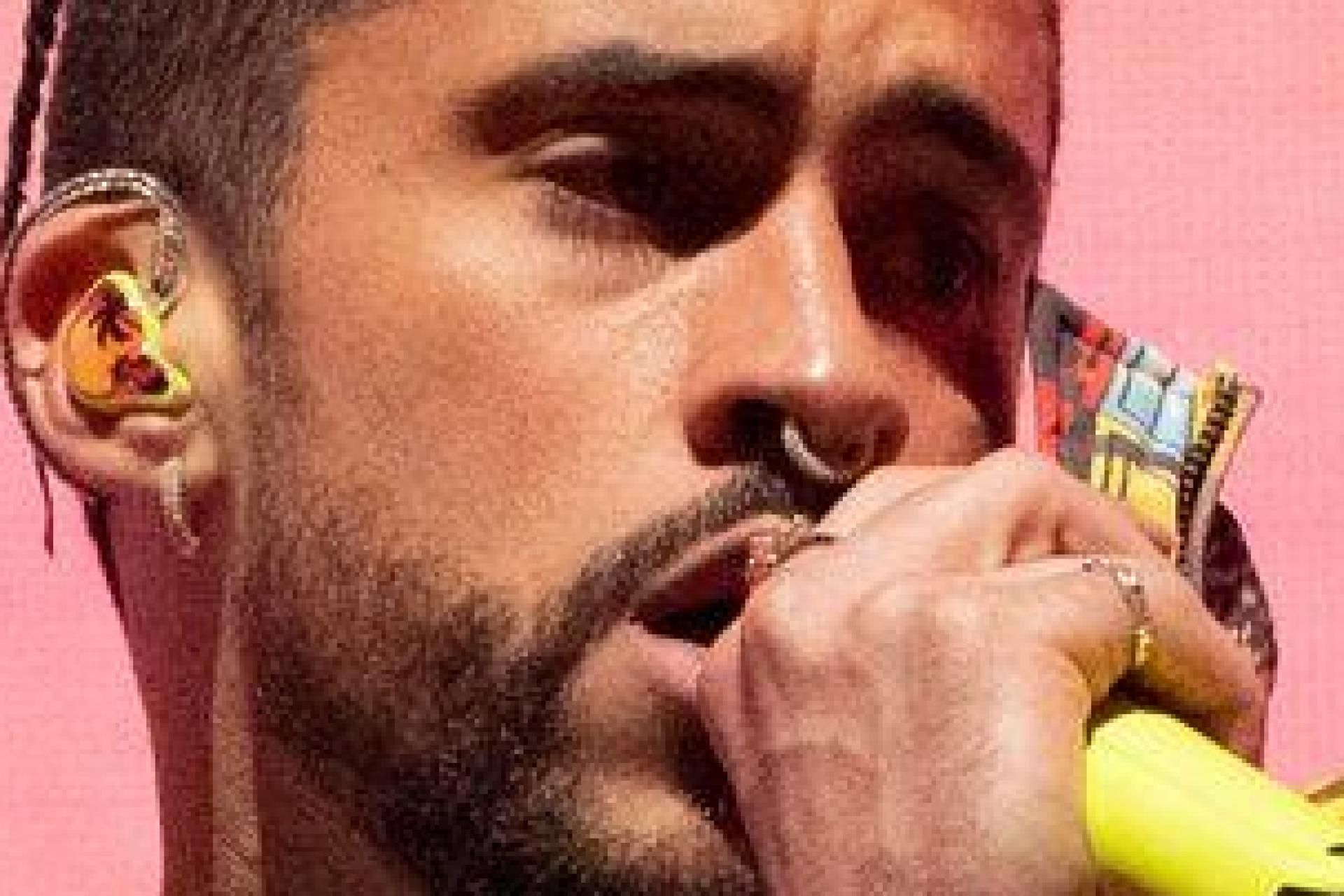 Mit Anfang 20 arbeitete Benito noch in einem Supermarkt als „Grocery Bagger“ – er packte die Einkäufe der Kunden in Tüten. In der jüngsten Jahresstatistik des Streamingdienstes Spotify ist das „böse Häschen“ nun der meistgehörte Musiker des Planeten. (Archivbild) (Bild: Amy Harris/Invision/AP/dpa)