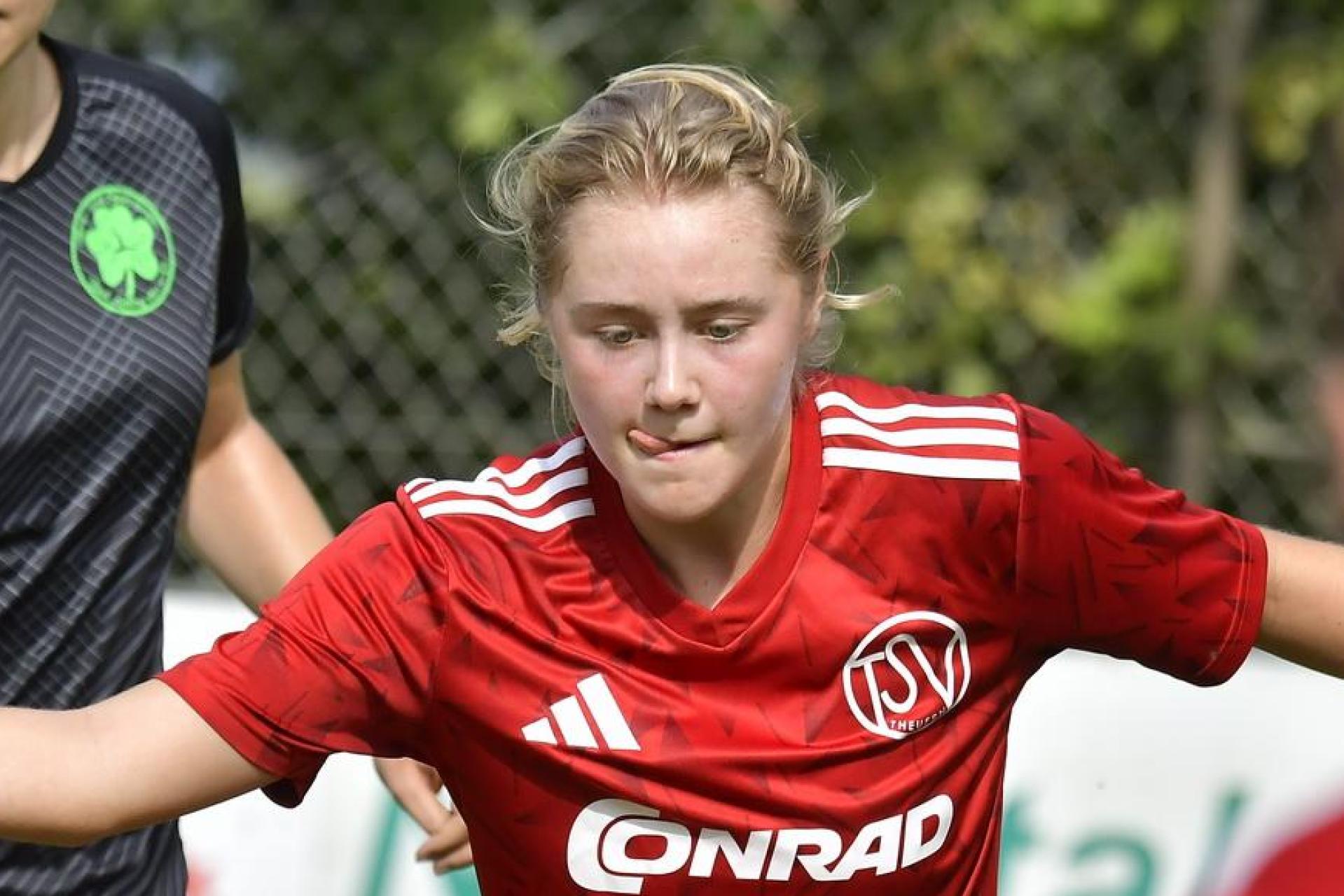 Matilda Lacher (rechts) vom TSV Theuern zieht im Mittelfeld die Fäden. Am Sonntag sind die Vilstalerinnen bei den Würzburger Kickers gefordert.  (Archivbild: Hubert Ziegler)