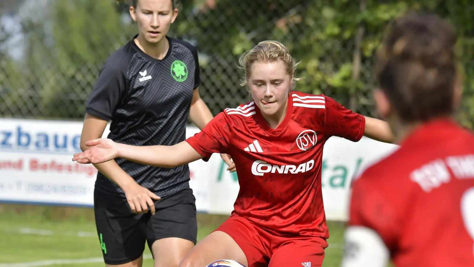 Matilda Lacher (rechts) vom TSV Theuern zieht im Mittelfeld die Fäden. Am Sonntag sind die Vilstalerinnen bei den Würzburger Kickers gefordert.  (Archivbild: Hubert Ziegler)