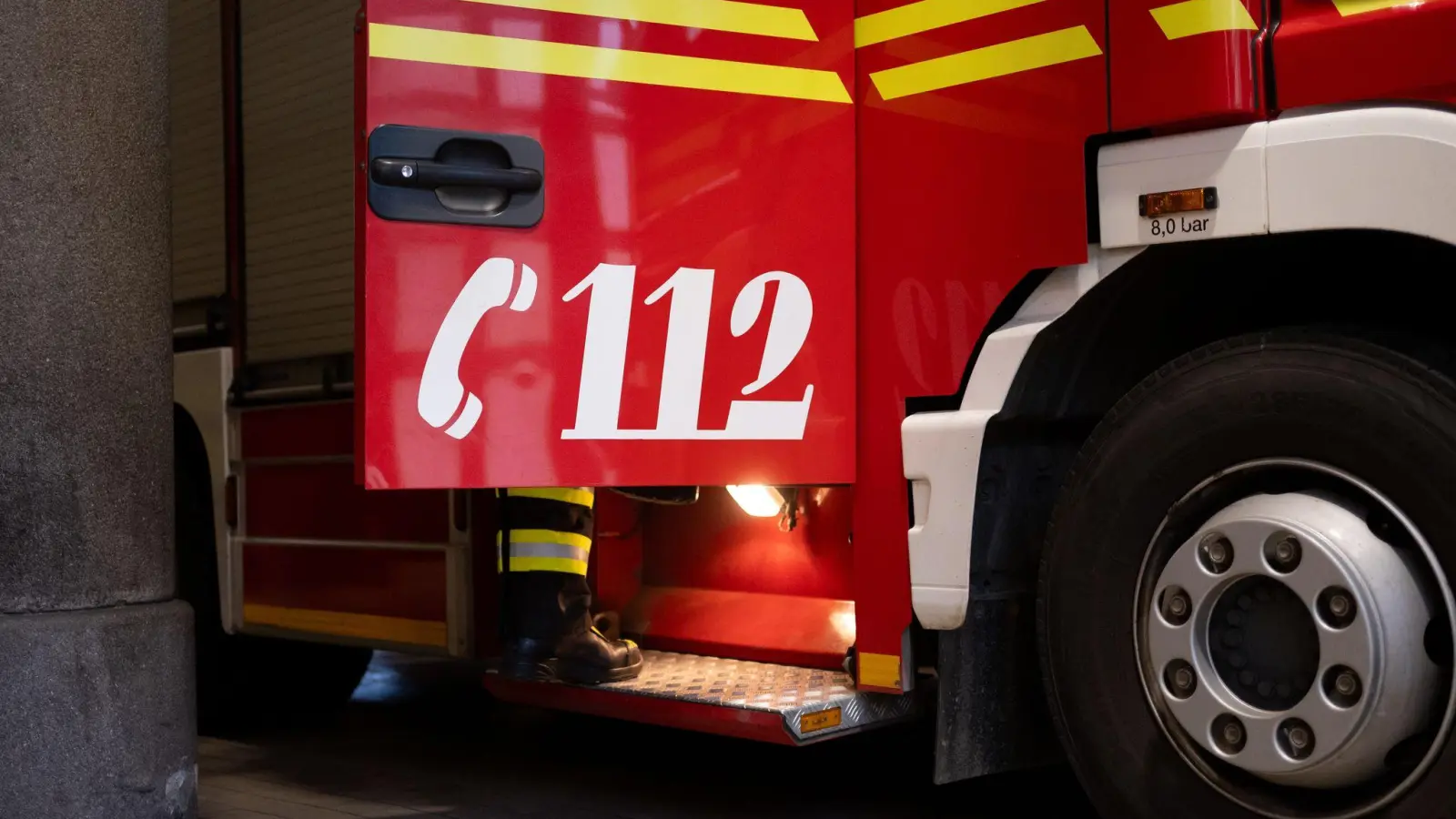 Etwa 100 Rettungskräfte waren im Einsatz. (Symbolbild: Niklas Treppner/dpa)