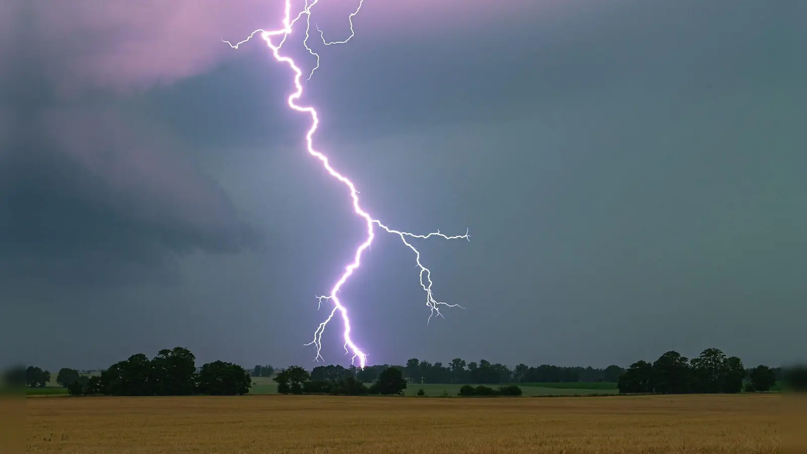 Der Deutsche Wetterdienst warnt vor Gewittern. (Symbolbild: Patrick Pleul/dpa)