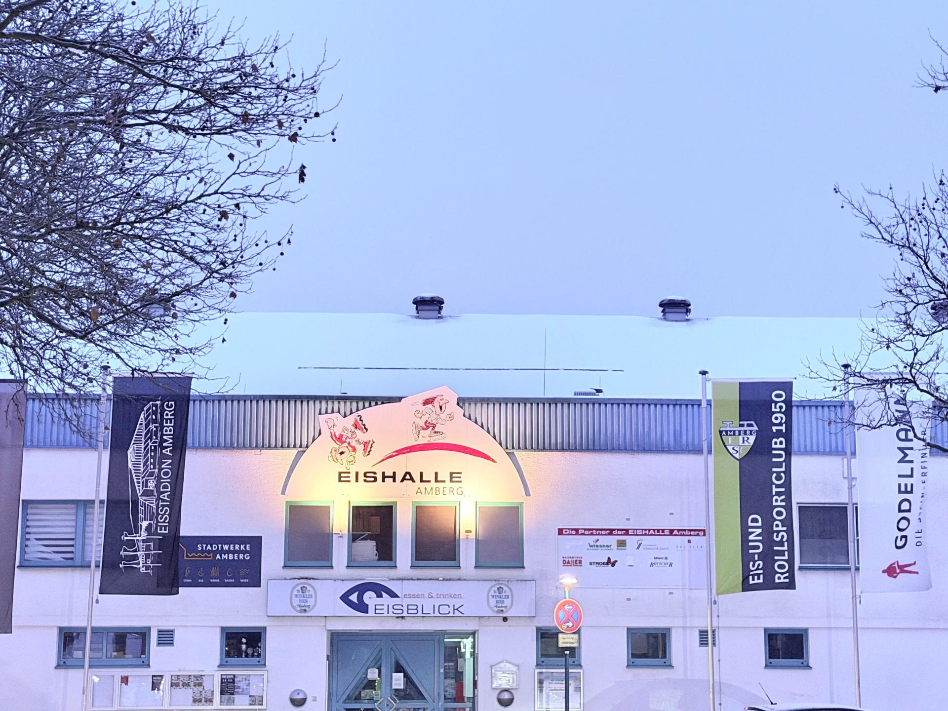 Die Eishalle in Amberg wurde am Montagabend gesperrt, da unklar war, wie hoch die Schneelast auf dem Dach ist. Seit Mittwochnachmittag, 28. Januar, ist sie wieder geöffnet. (Bild: Frank Jacobi)
