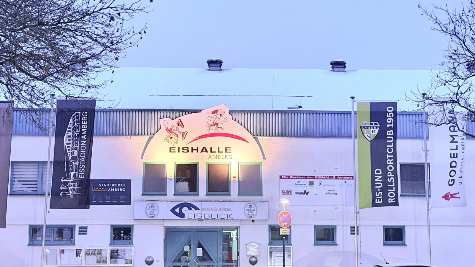 Die Eishalle in Amberg wurde am Montagabend gesperrt, da unklar war, wie hoch die Schneelast auf dem Dach ist. Seit Mittwochnachmittag, 28. Januar, ist sie wieder geöffnet. (Bild: Frank Jacobi)