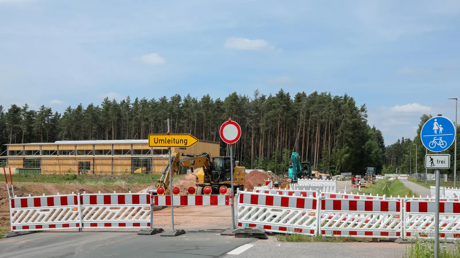 Seit Wochen ist die Industriestraße bereits gesperrt. Und das bleibt vorerst auch so: Die Halle der Firma Freiraum wird an das Wasser- und Kanalisationsnetz angeschlossen. (Bild: Wolfgang Steinbacher)