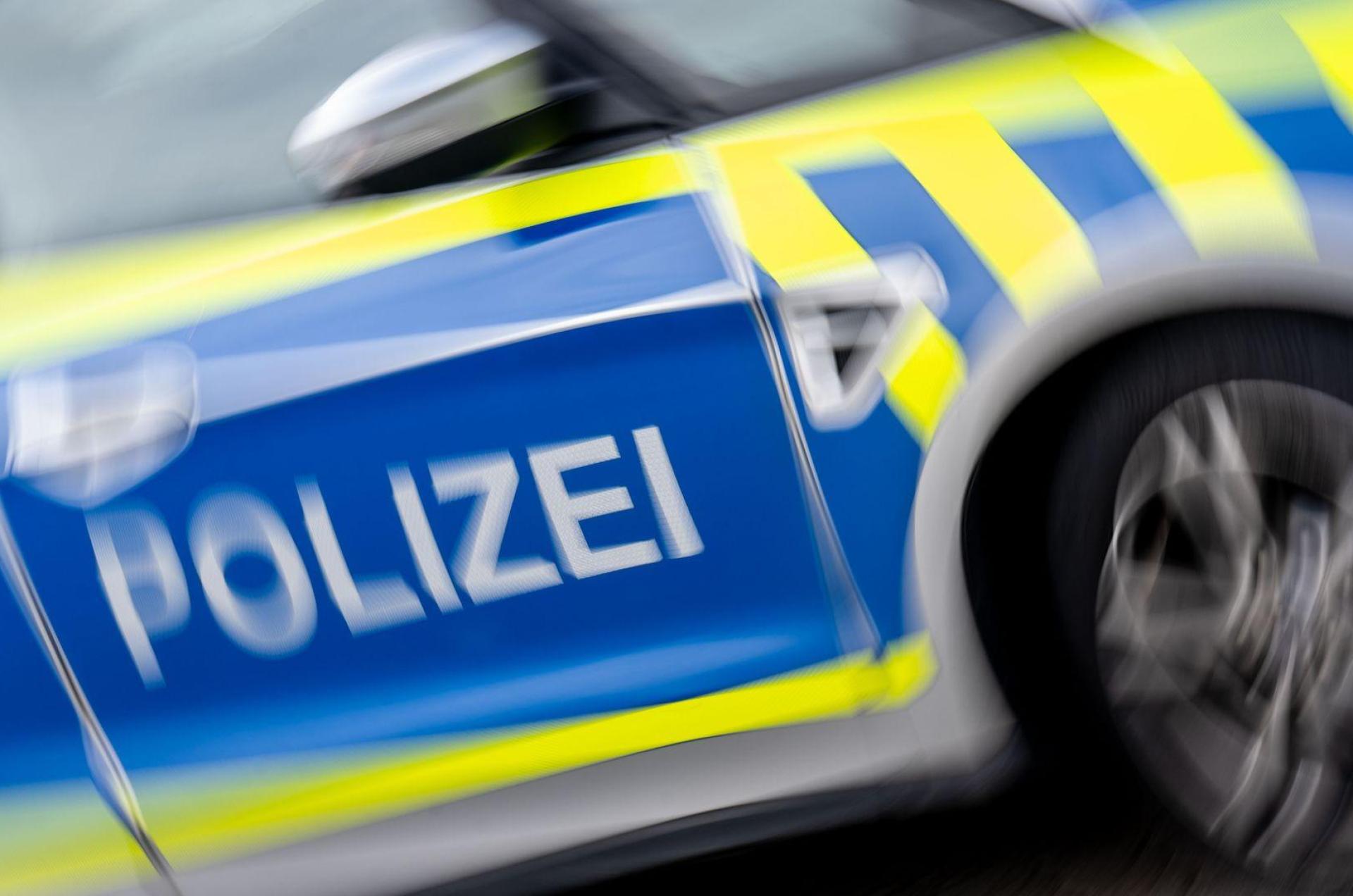 Ein Peugeot wurde auf dem Parkplatz des Amberger Klinikums beschädigt.  (Symbolbild: Hendrik Schmidt/dpa)