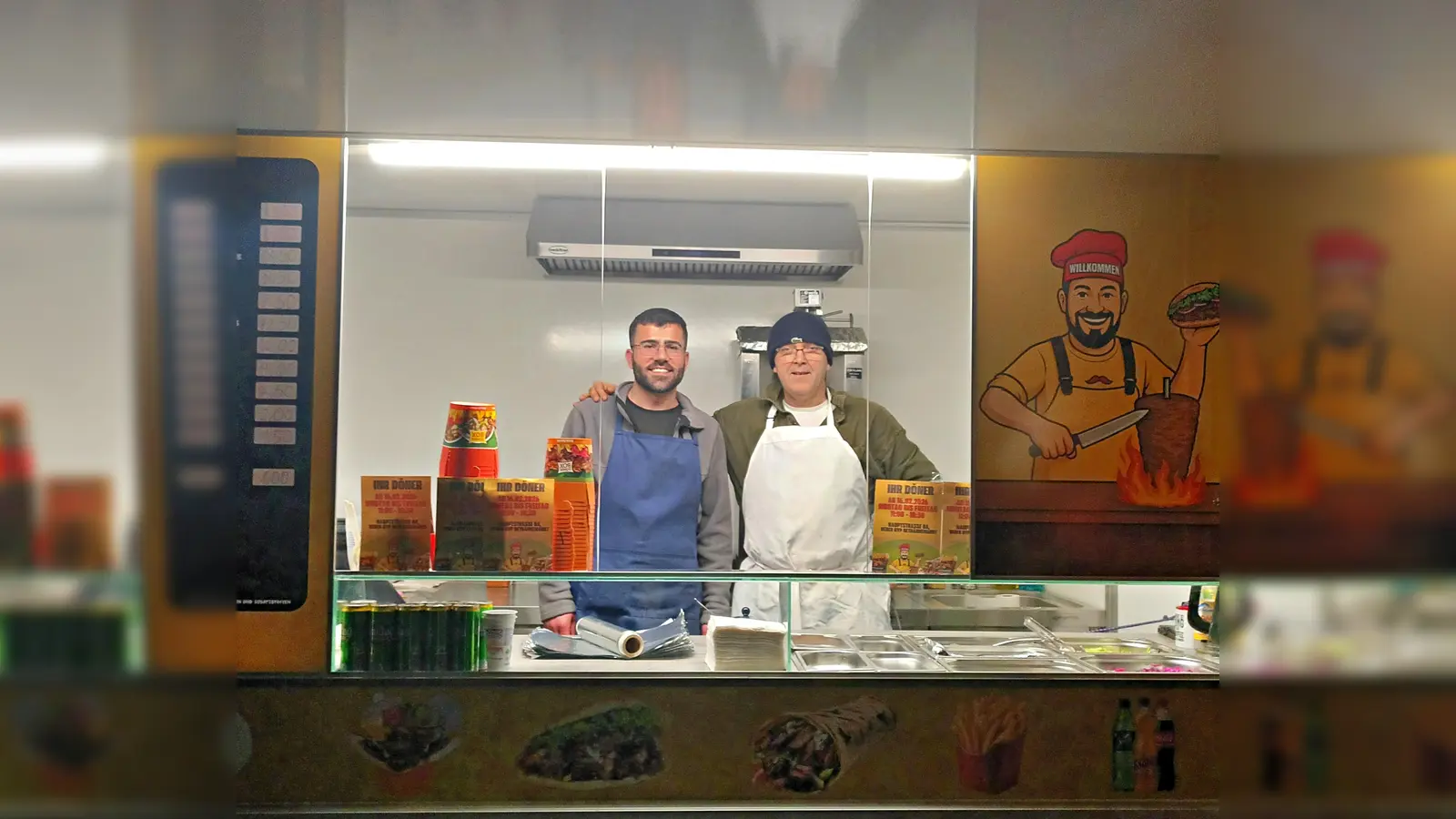 Kamiran Khaleel(l.) und Muhammed Keskin(r.) verkaufen gemeinsam Döner und andere türkische Speisen in Neukirchen. (Bild: Valerie Preiß)