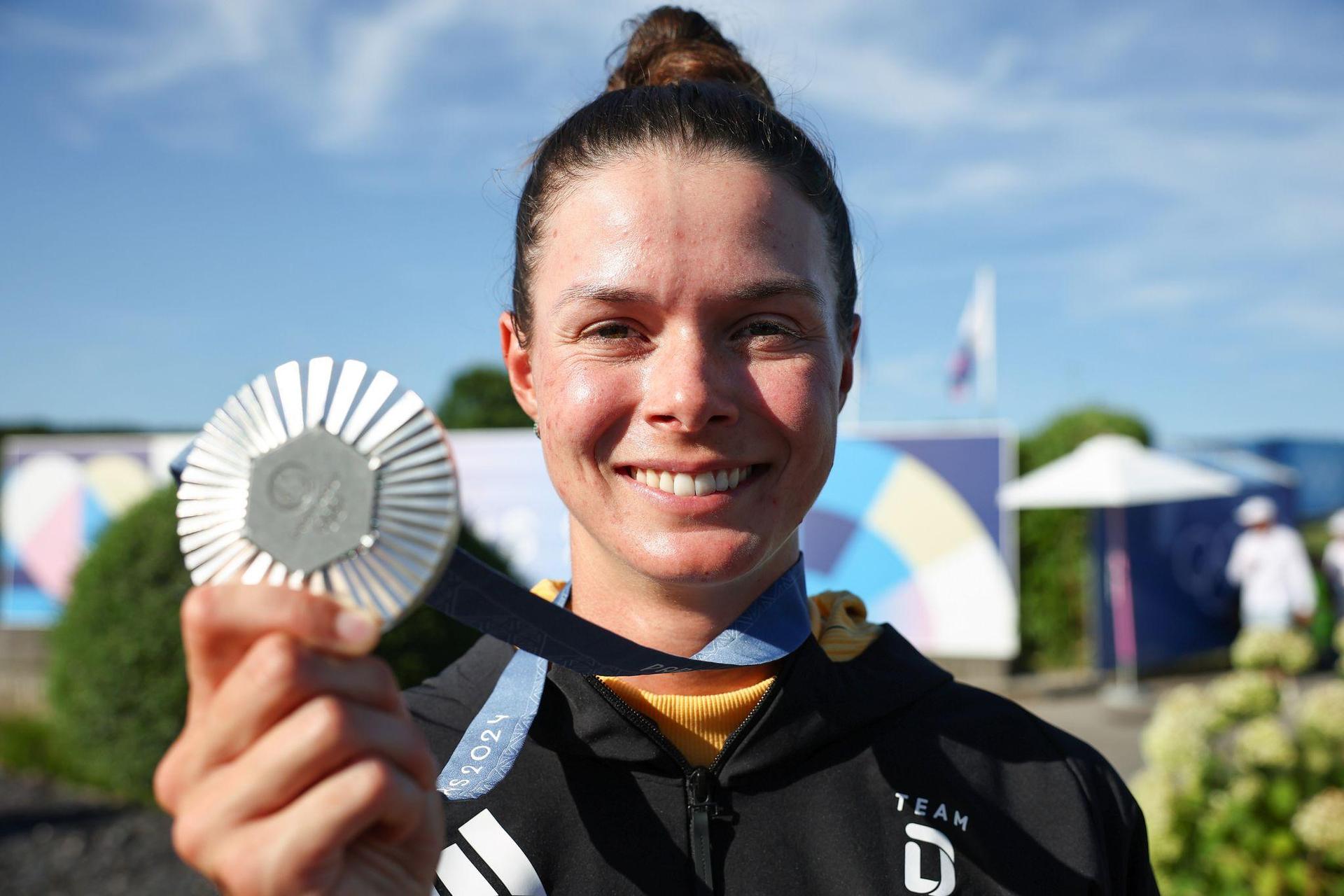 Präsentiert stolz ihre Silbermedaille: Golferin Esther Henseleit. (Bild: Jan Woitas/dpa)