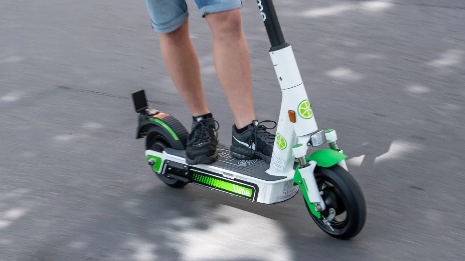 In Kümmersbruck ist ein E-Scooter gestohlen worden.  (Symbolbild: Fabian Sommer/dpa)