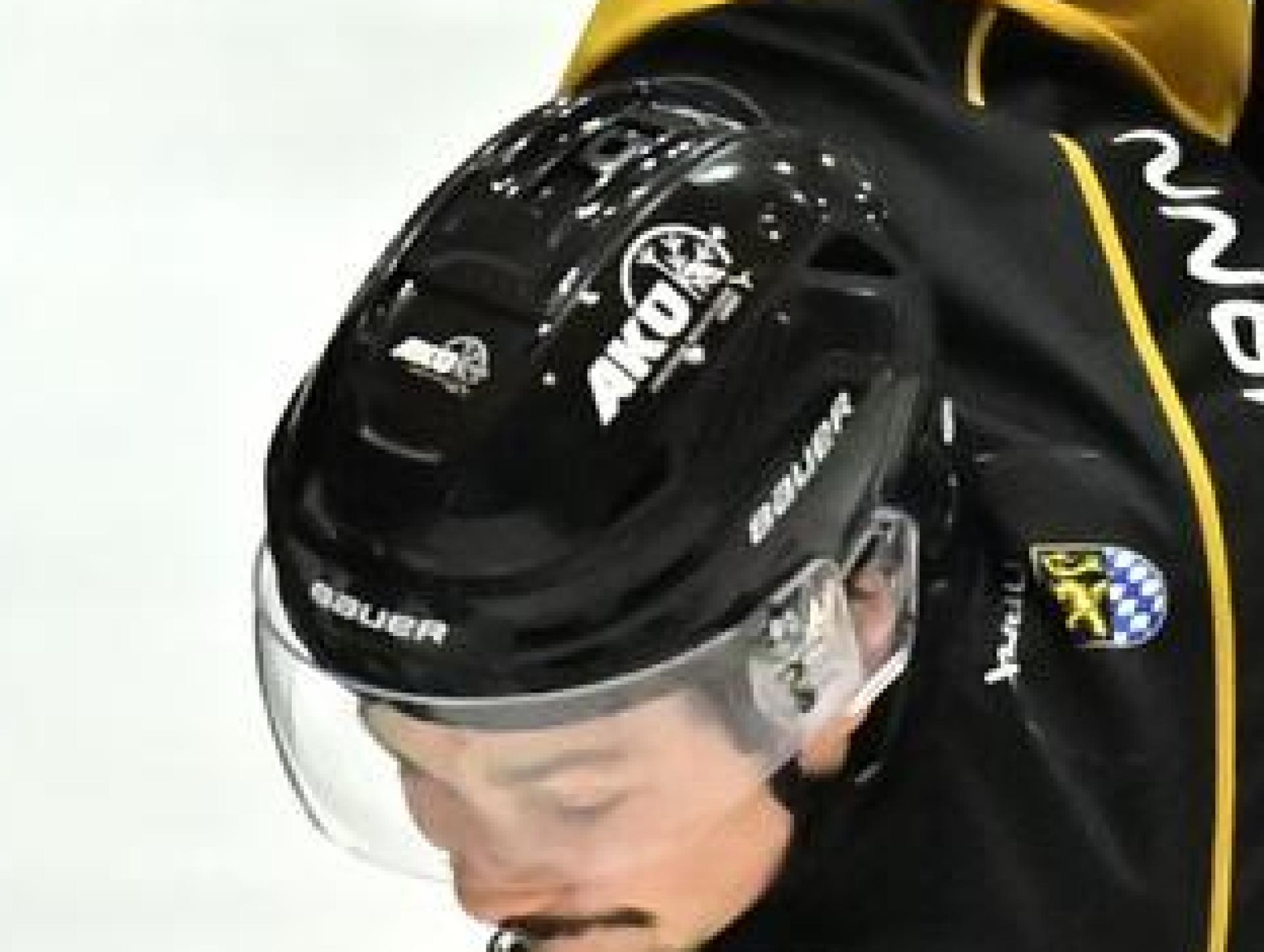 Nolan Gardiner (rechts, Szene aus einem früheren Spiel) und der ERSC Amberg musste auch in Schweinfurt eine herbe Niederlage hinnehmen. Die Partie gegen die Mighty Dogs endete mit 9:4 für die Gastgeber.  (Archivbild: Hubert Ziegler)