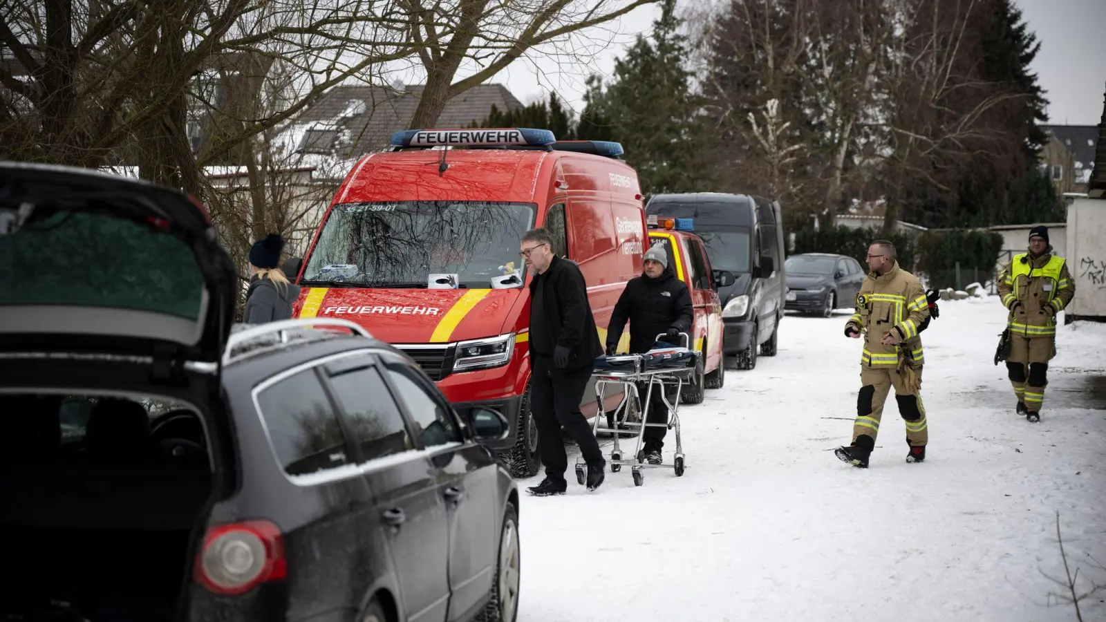 Bei der Suche nach einem Eisbader haben Einsatzkräfte nicht nur einen toten Mann gefunden, sondern auch eine Kamera. (Bild: Philip Dulian/dpa)