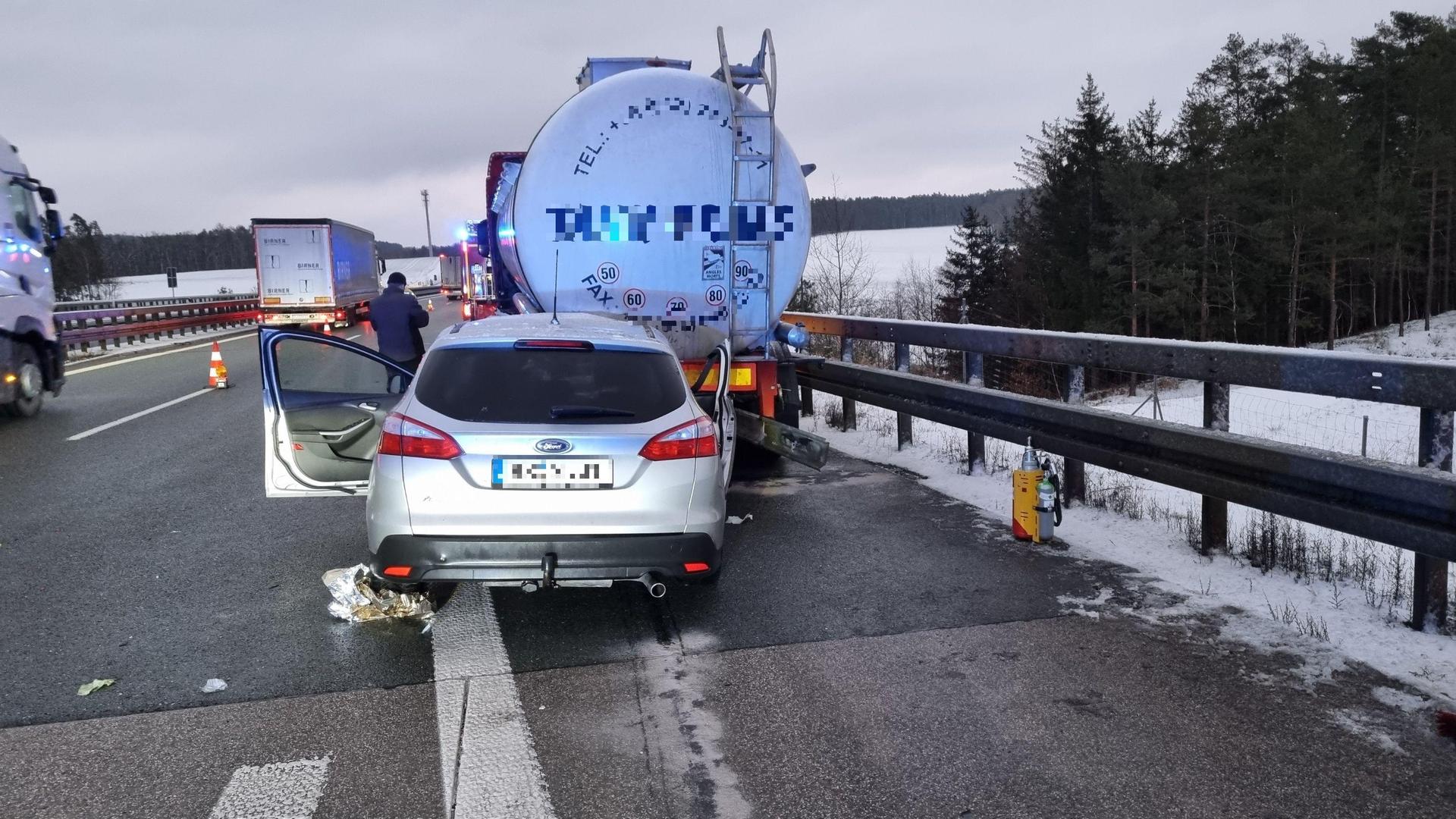 Bei einem schweren Verkehrsunfall auf der Autobahn A6 unweit der Gemeinde Schmidgaden wurde am Dienstag ein junger Autofahrer getötet. (Bild: Feuerwehr Schmidgaden/exb)