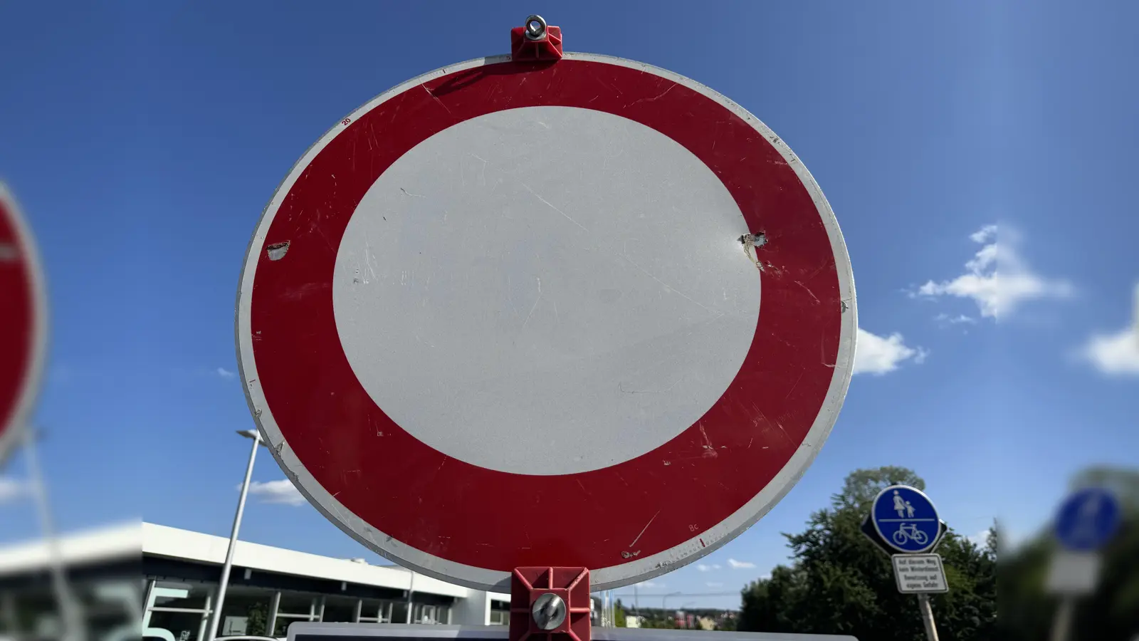 In der Vogelherdstraße in Sulzbach-Rosenberg wird die Zufahrt zum Naherholungsgebiet für mehrere Monate gesperrt. (Symbolbild: Heike Unger)