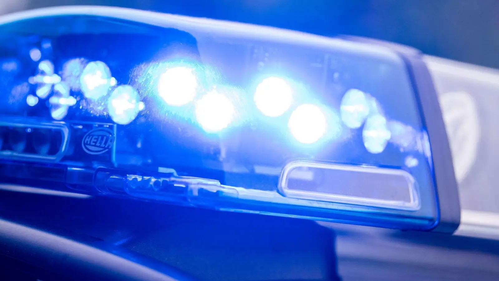 Das Polizeipräsidium Oberpfalz zieht am frühen Samstagabend eine vorläufige Bilanz zur Hochwasserlage.  (Symbolbild: Lino Mirgeler/dpa)