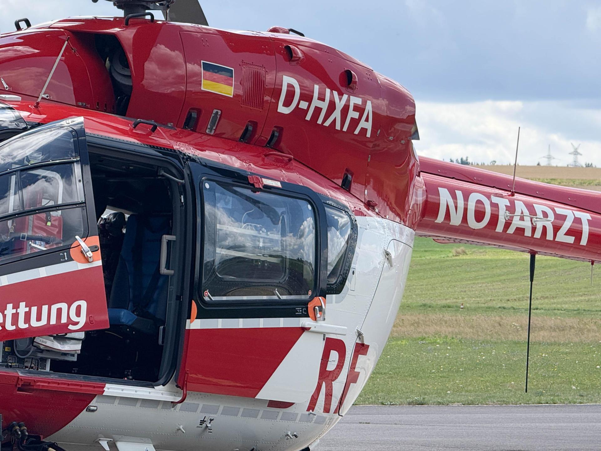 Rettungskräfte brachten den verletzten Rollerfahrer mit einem Hubschrauber ins Krankenhaus. (Symbolbild: Gabi Schönberger)