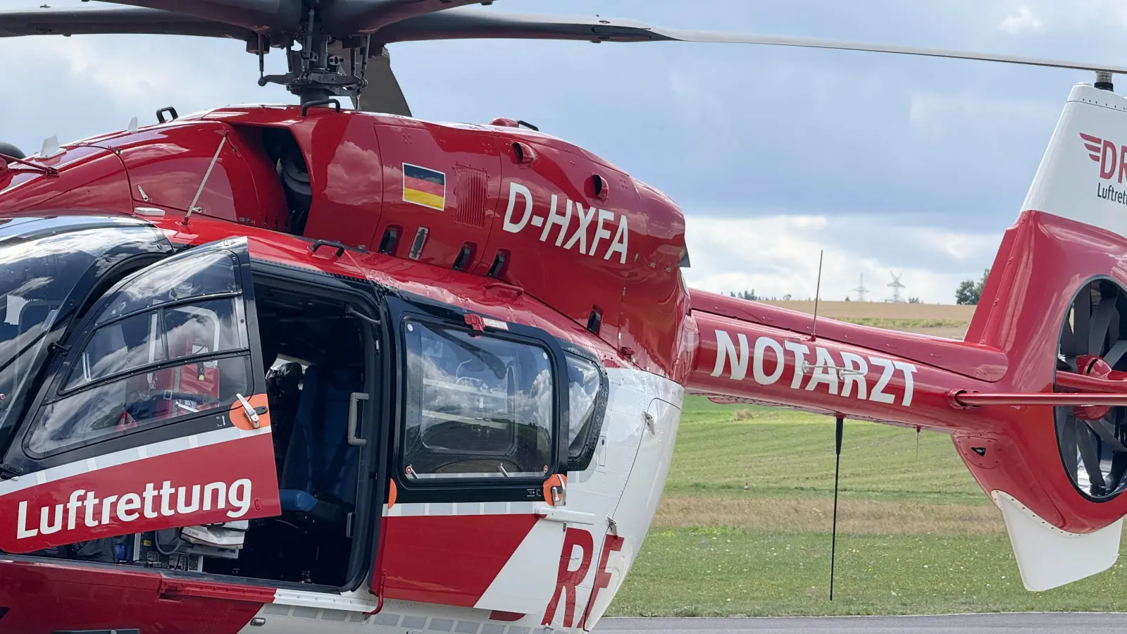 Rettungskräfte brachten den verletzten Rollerfahrer mit einem Hubschrauber ins Krankenhaus. (Symbolbild: Gabi Schönberger)
