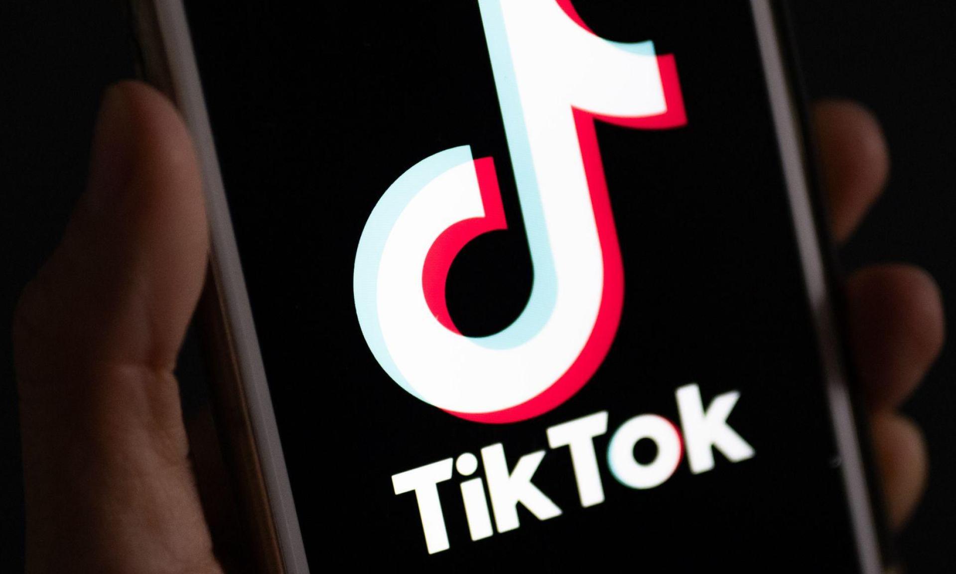 Eine Glatzen-Challenge auf Tiktok eskaliert in Prügelei. (Symbolbild) (Bild: Monika Skolimowska/dpa)