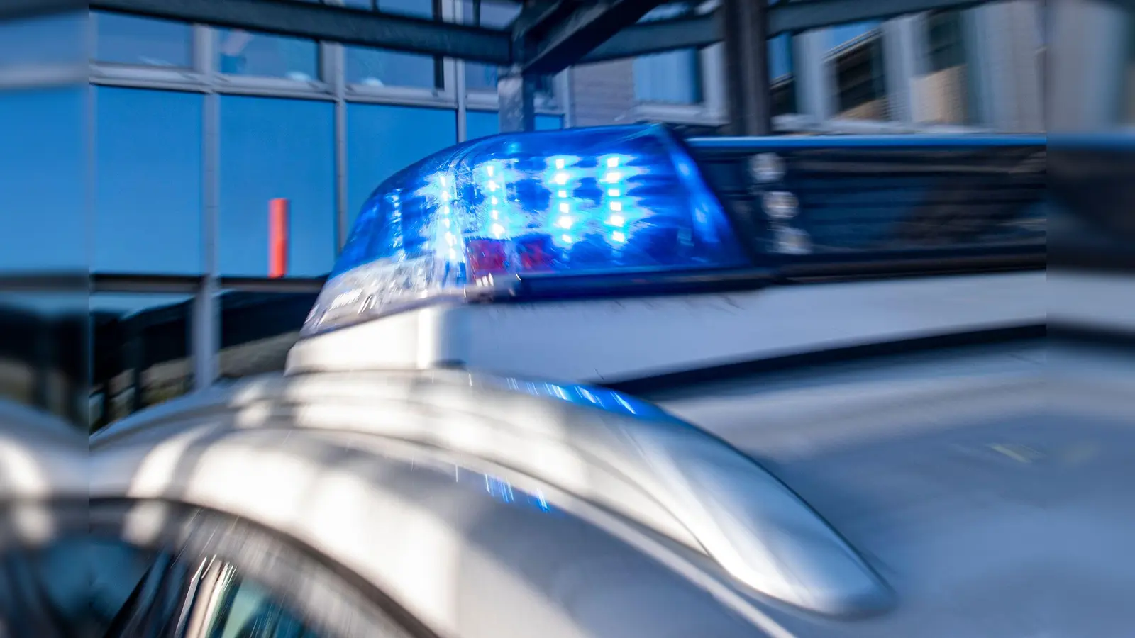 Die Polizei ermittelt nach einem gefährlichen Überholmanöver in Hirschau. (Symbolbild: David Inderlied/dpa)