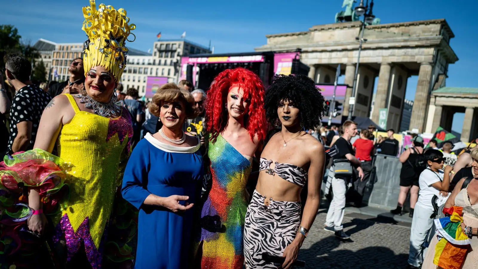 Am Brandenburger Tor gab es einen Drag* March. (Bild: Fabian Sommer/dpa)