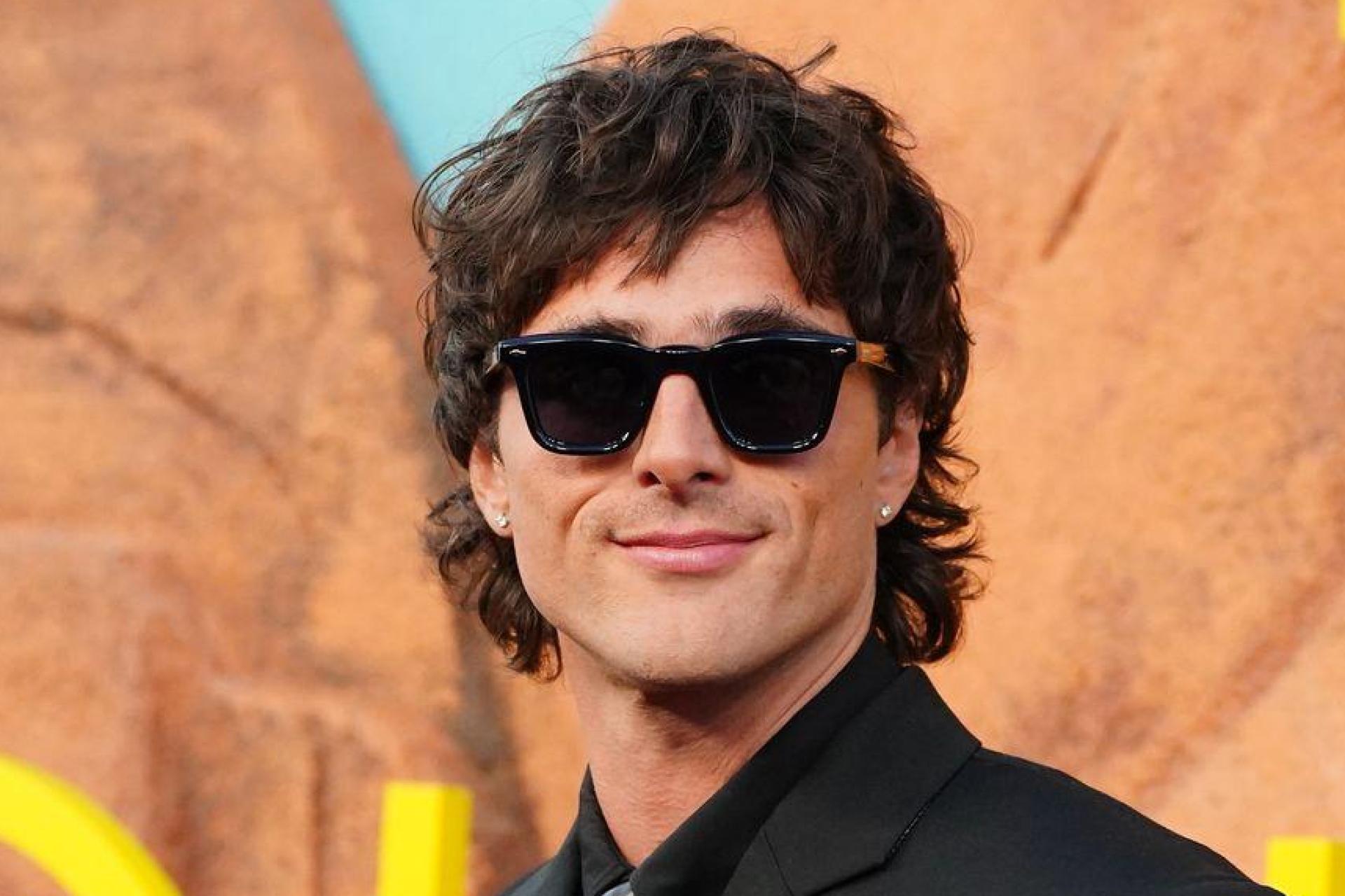 Jacob Elordi glaubt nicht, dass er in der Wildnis lange überleben würde. (Archivbild) (Bild: Jordan Strauss/Invision/dpa)