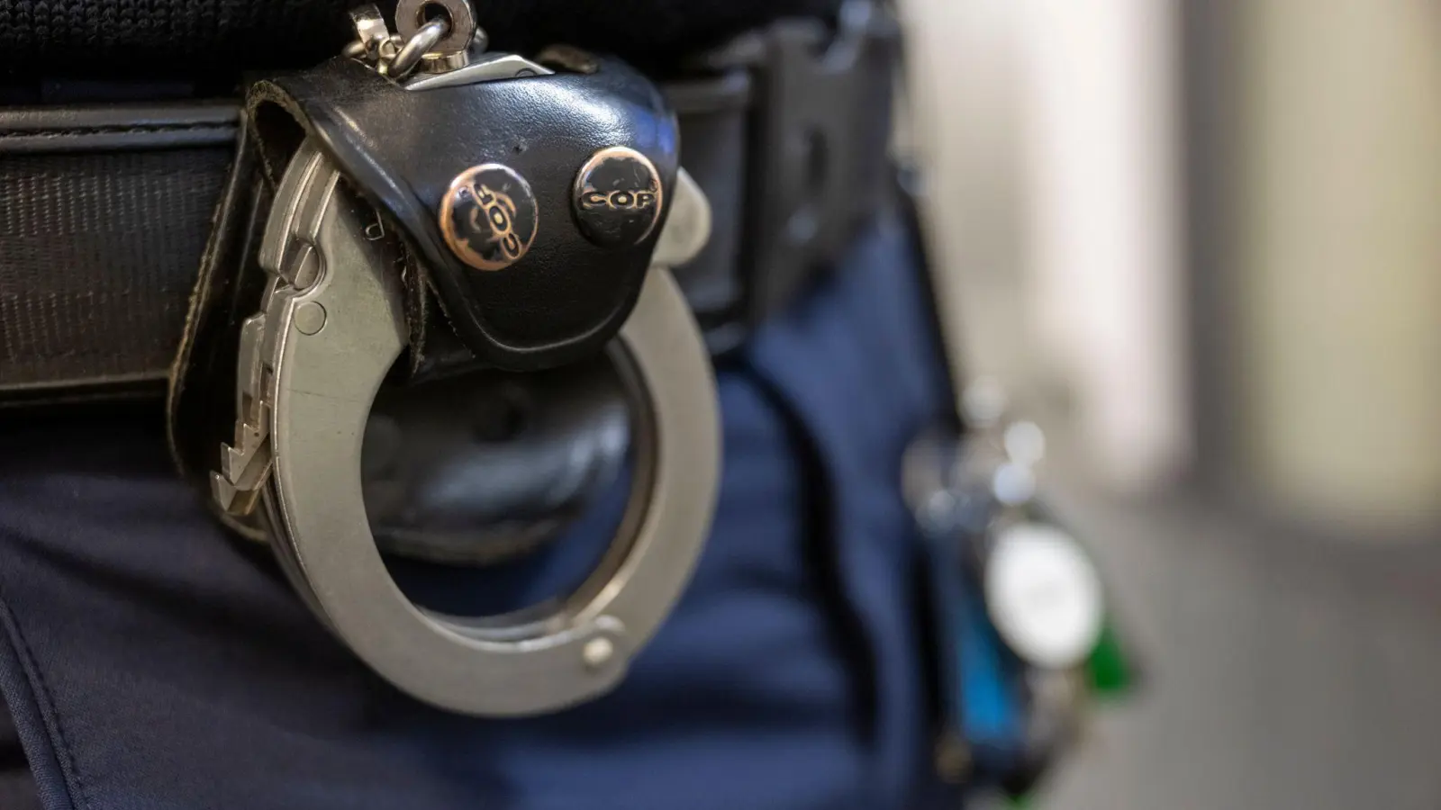 Dem Verdächtigen wird versuchter Mord vorgeworfen. (Symbolbild) (Bild: Peter Kneffel/dpa)