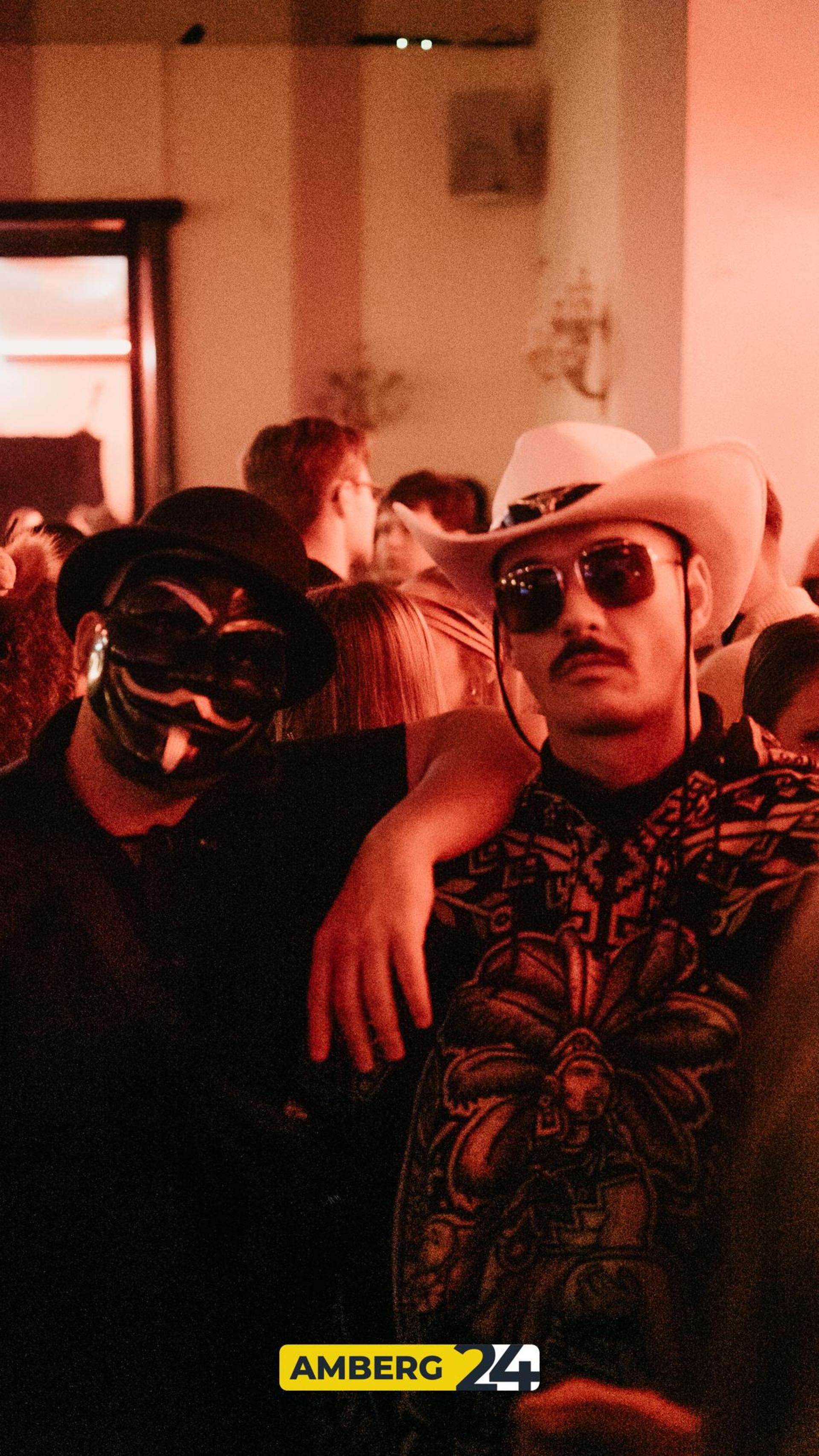 Hexen und Narren waren am Donnerstag auch im Casino unterwegs. (Bild: Mario Donhauser)