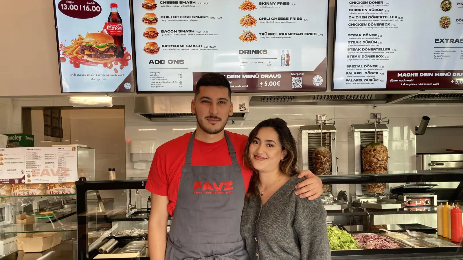 Emre und Havvan sind die beiden Ladeninhaber von FAVZ – dem neuen Imbiss in der Regensburger Straße. (Bild: Stefanie Swann)