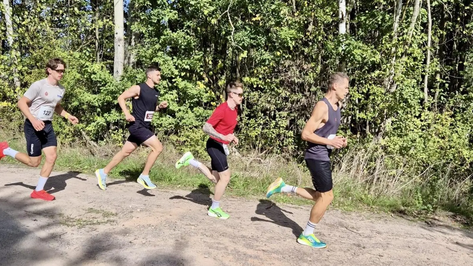 Mehrere Sieger auf einem Bild: Am Ende setzte sich Simon Grünwald, SCMK Hirschau (rotes Trikot) als Gesamtsieger über 9 Kilometer durch. Dahinter der spätere Sieger des Jedermann-Laufs über 4,5 Kilometer Marcel Honig, gefolgt von Niklas Blaschke, der die Jugendklasse gewonnen hat. (Bild: Christian Lingl)