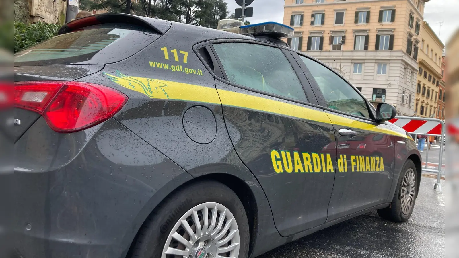 Betroffen sind laut Finanzpolizei unter anderem illegale Zugänge zu kostenpflichtigen Angeboten von mehreren bekannten Streaminganbietern. (Symbolbild) (Bild: Sabine Dobel/dpa)