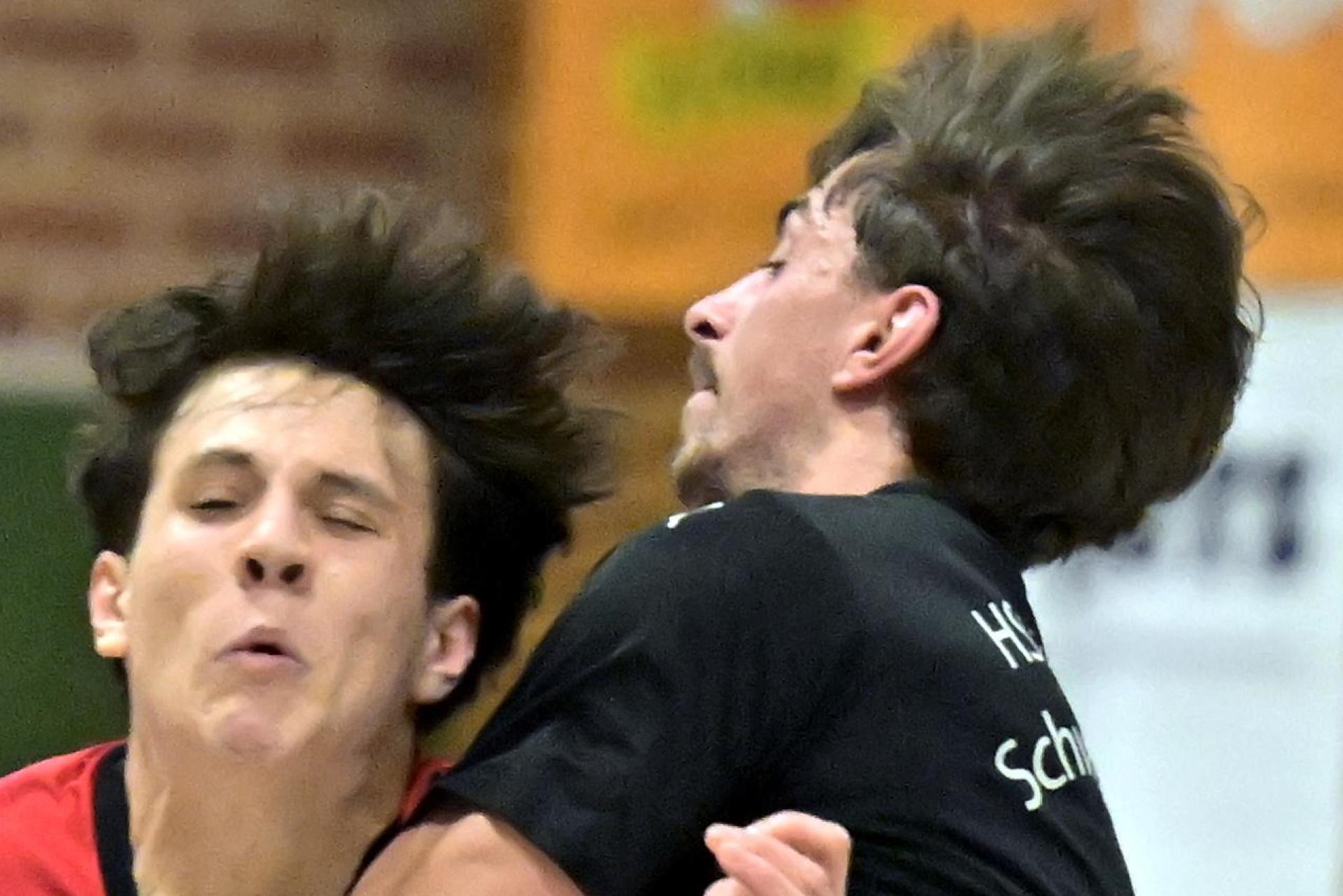 Jonas Ruhland (Mitte) vom HC Sulzbach-Rosenberg wird in dieser Szene von Moritz Müller (rechts) von der HSG Nabburg/Schwarzenfeld attackiert.  (Bild: Hubert Ziegler)